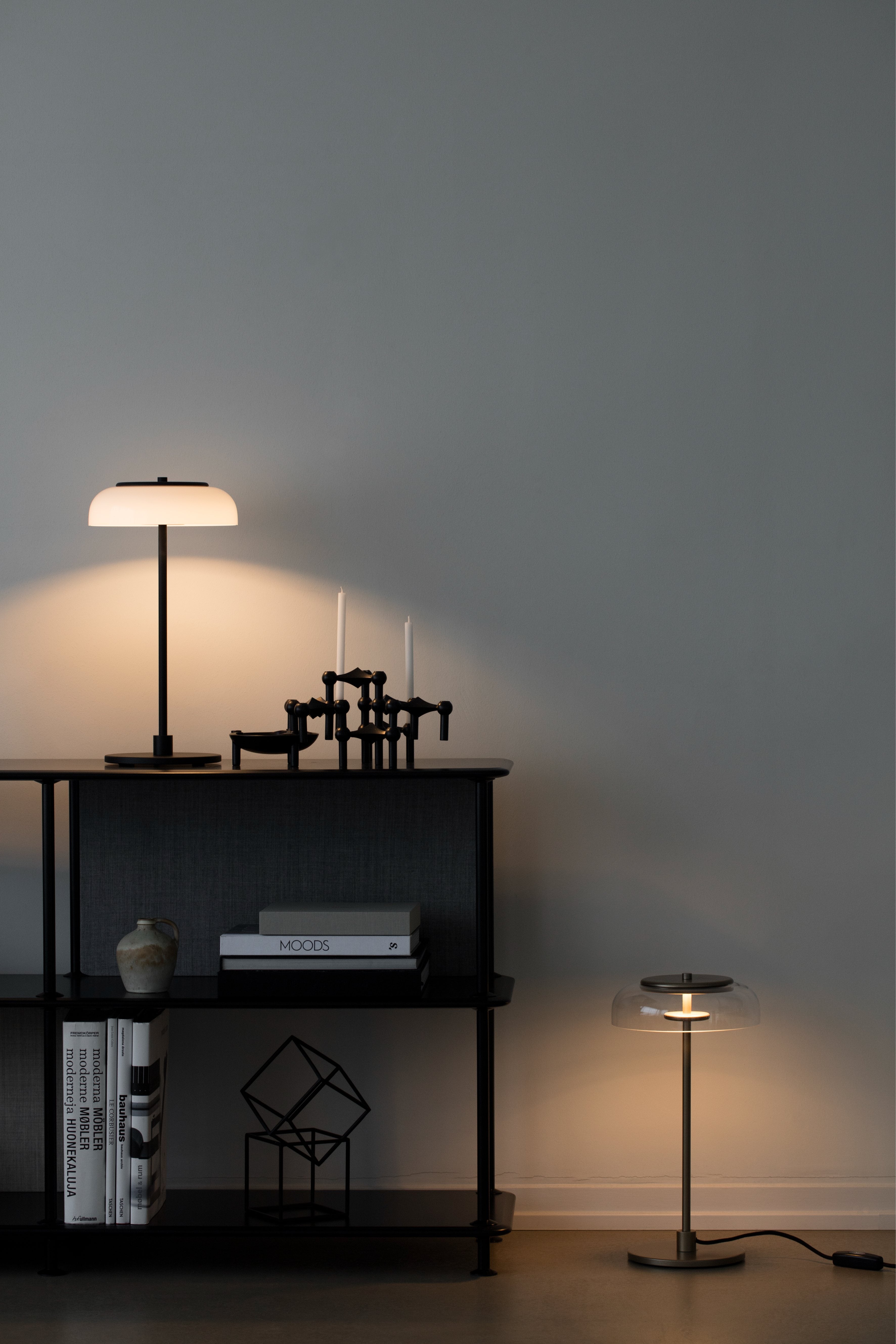 Stolná lampa BLOSSI čierna s opálovým sklom