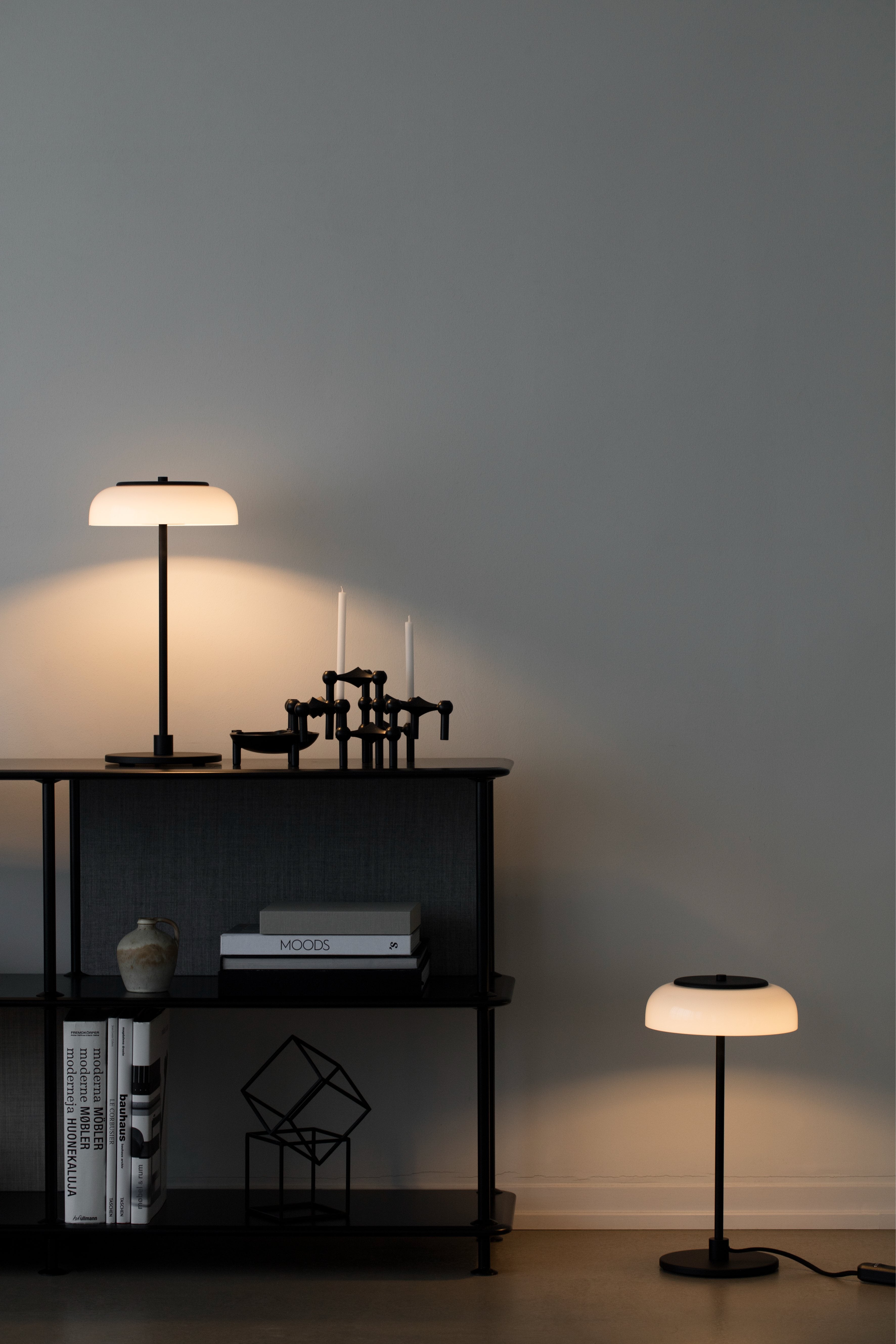 Stolná lampa BLOSSI čierna s opálovým sklom