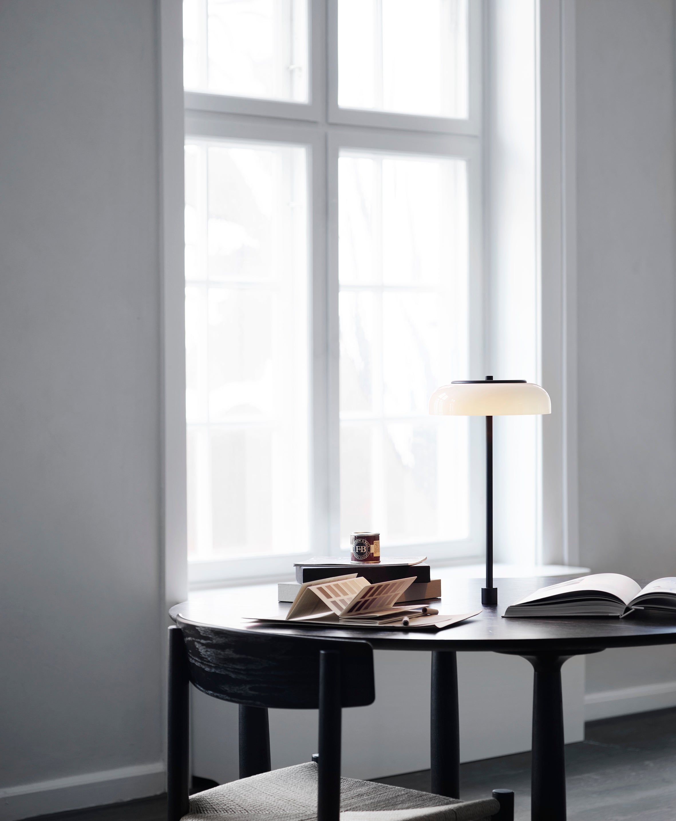 Stolná lampa BLOSSI čierna s opálovým sklom