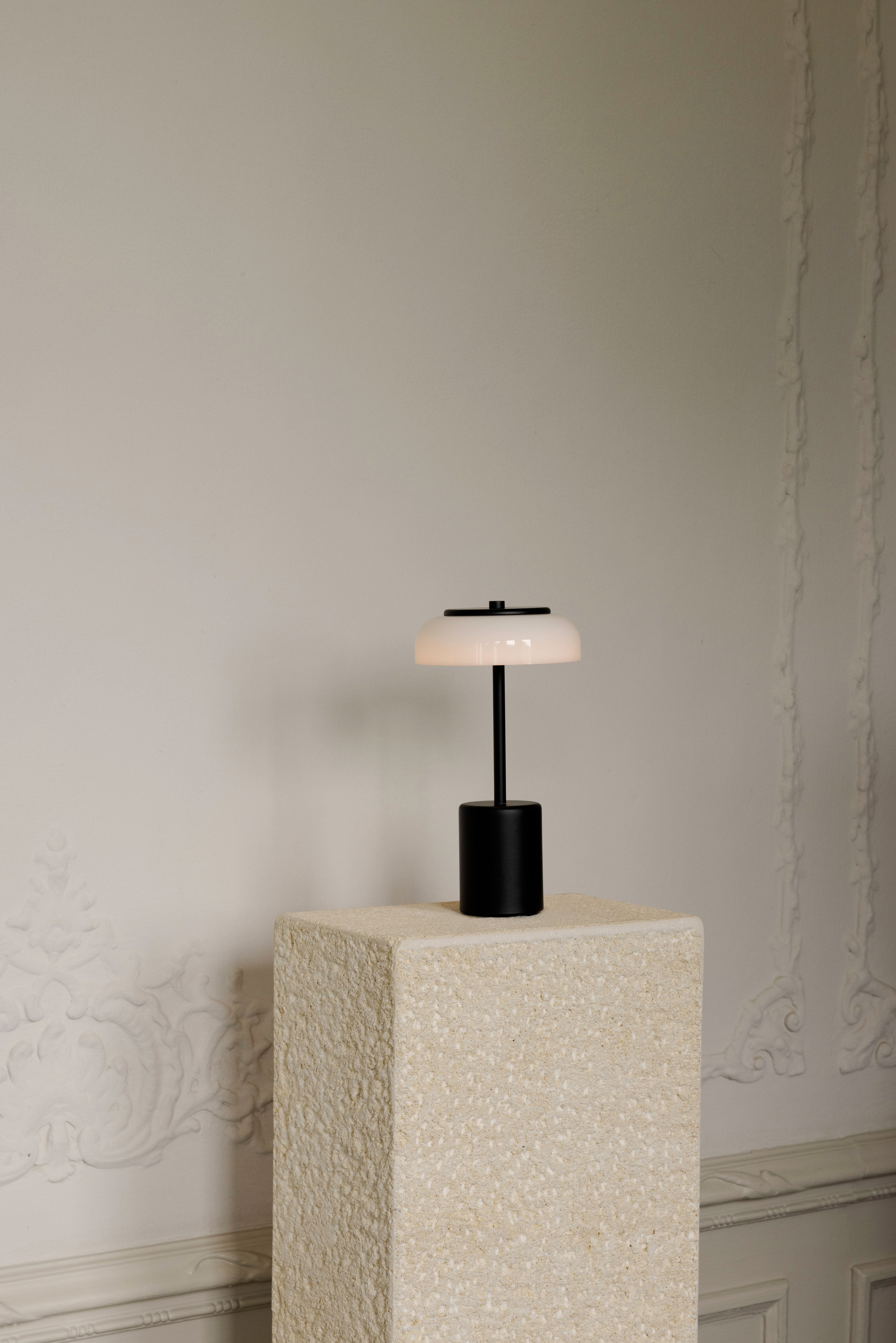 Prenosná lampa BLOSSI čierna s opálovým sklom
