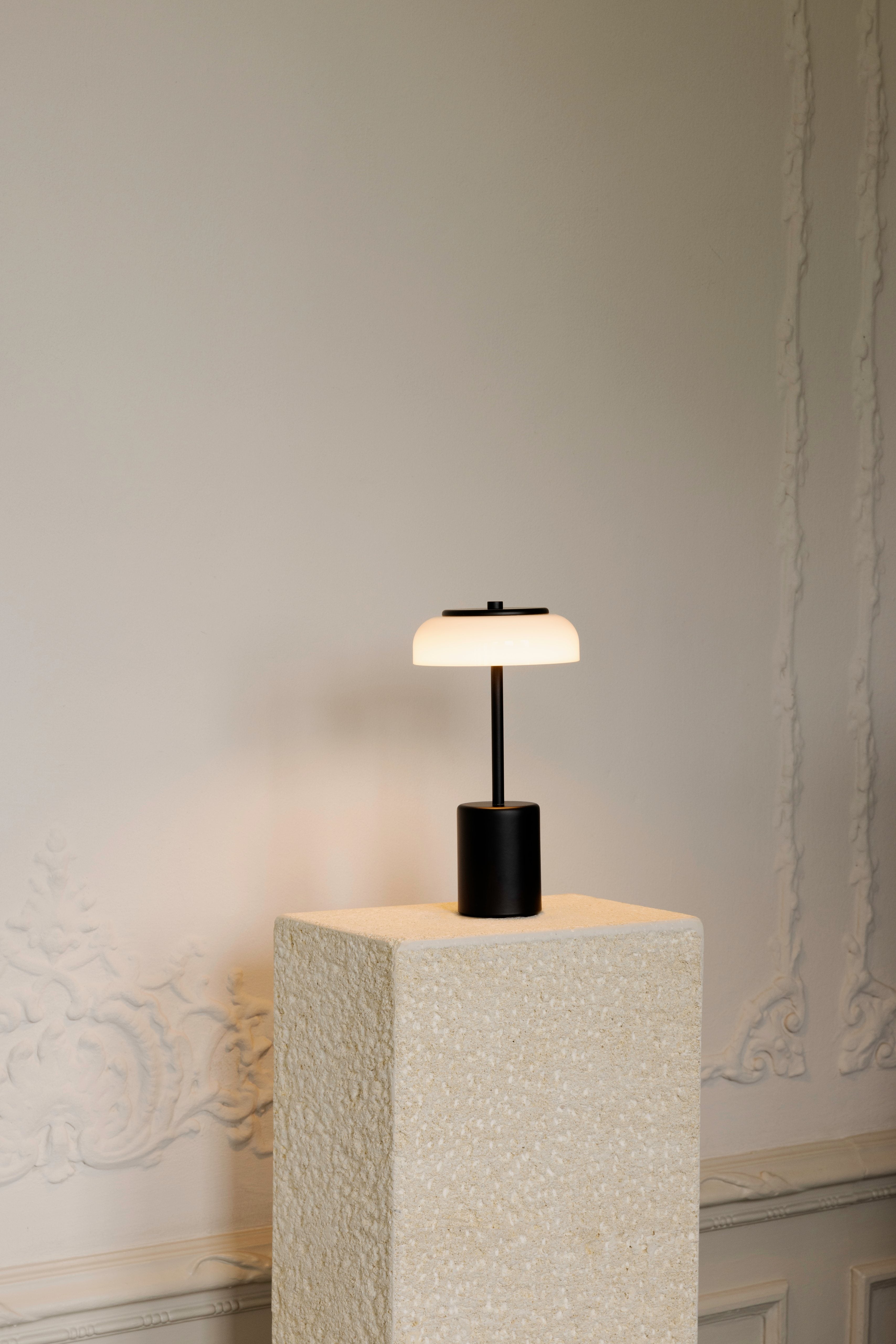Prenosná lampa BLOSSI čierna s opálovým sklom