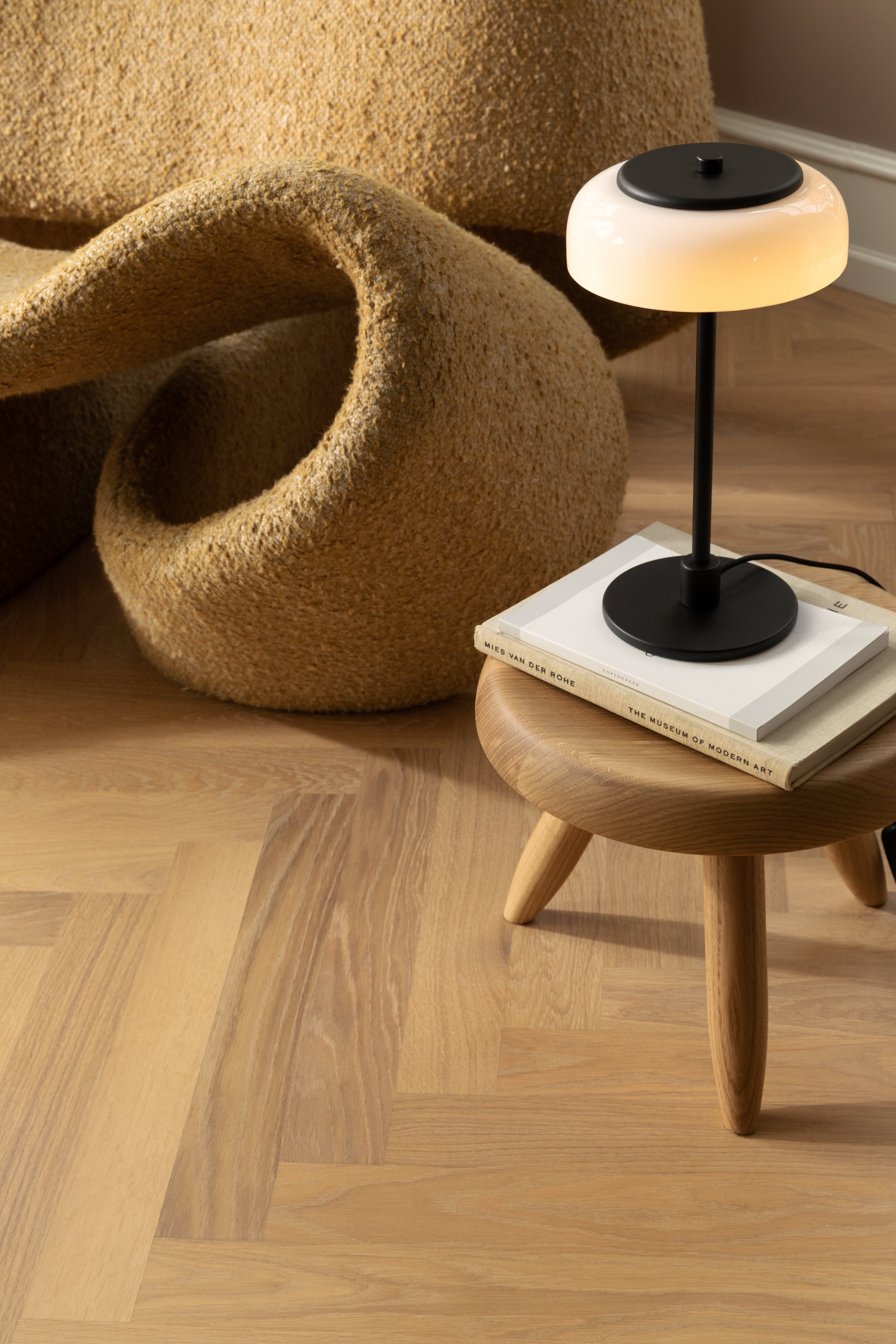 Stolná lampa BLOSSI čierna s opálovým sklom