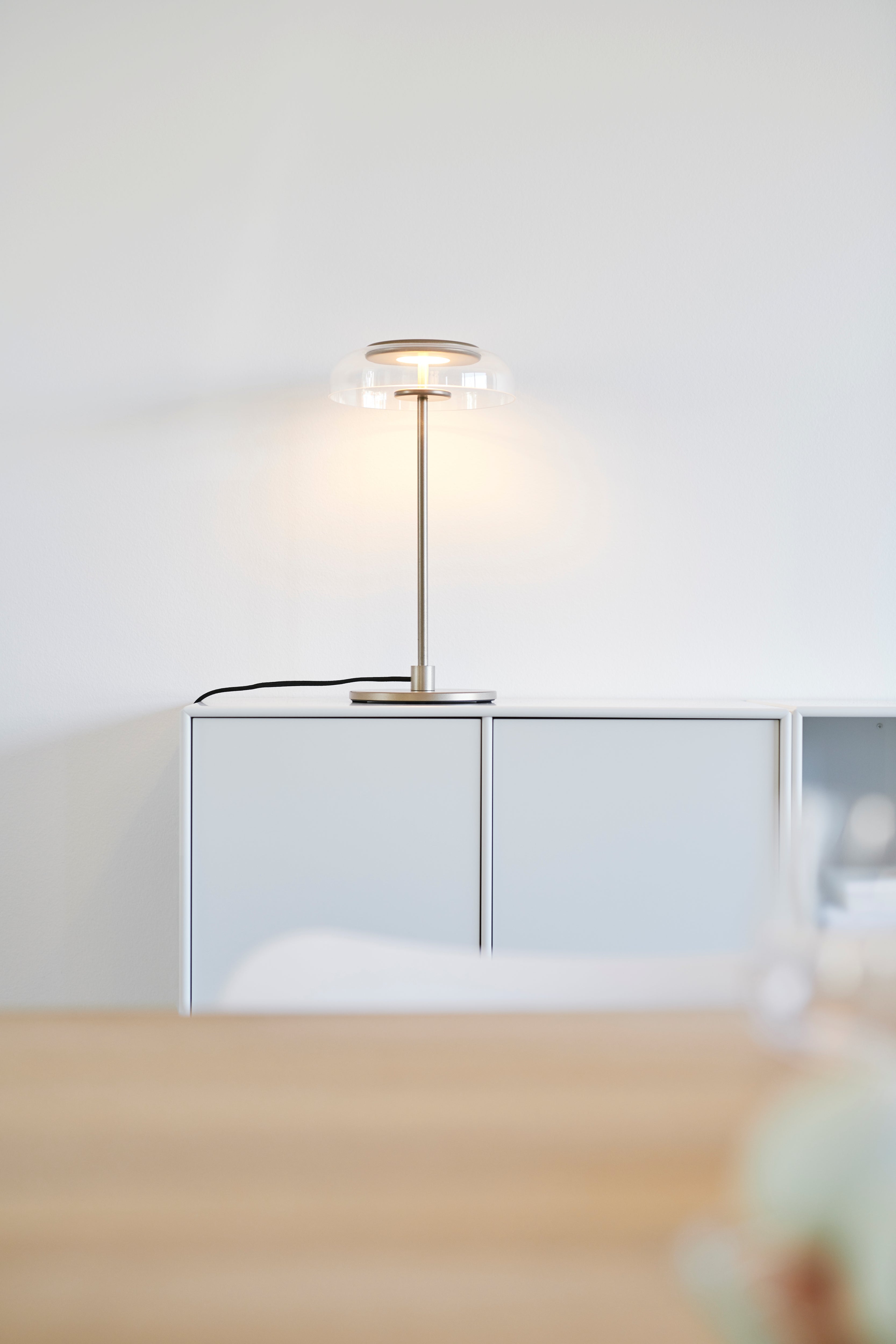 Stolná lampa BLOSSI zlatá s priehľadným sklom