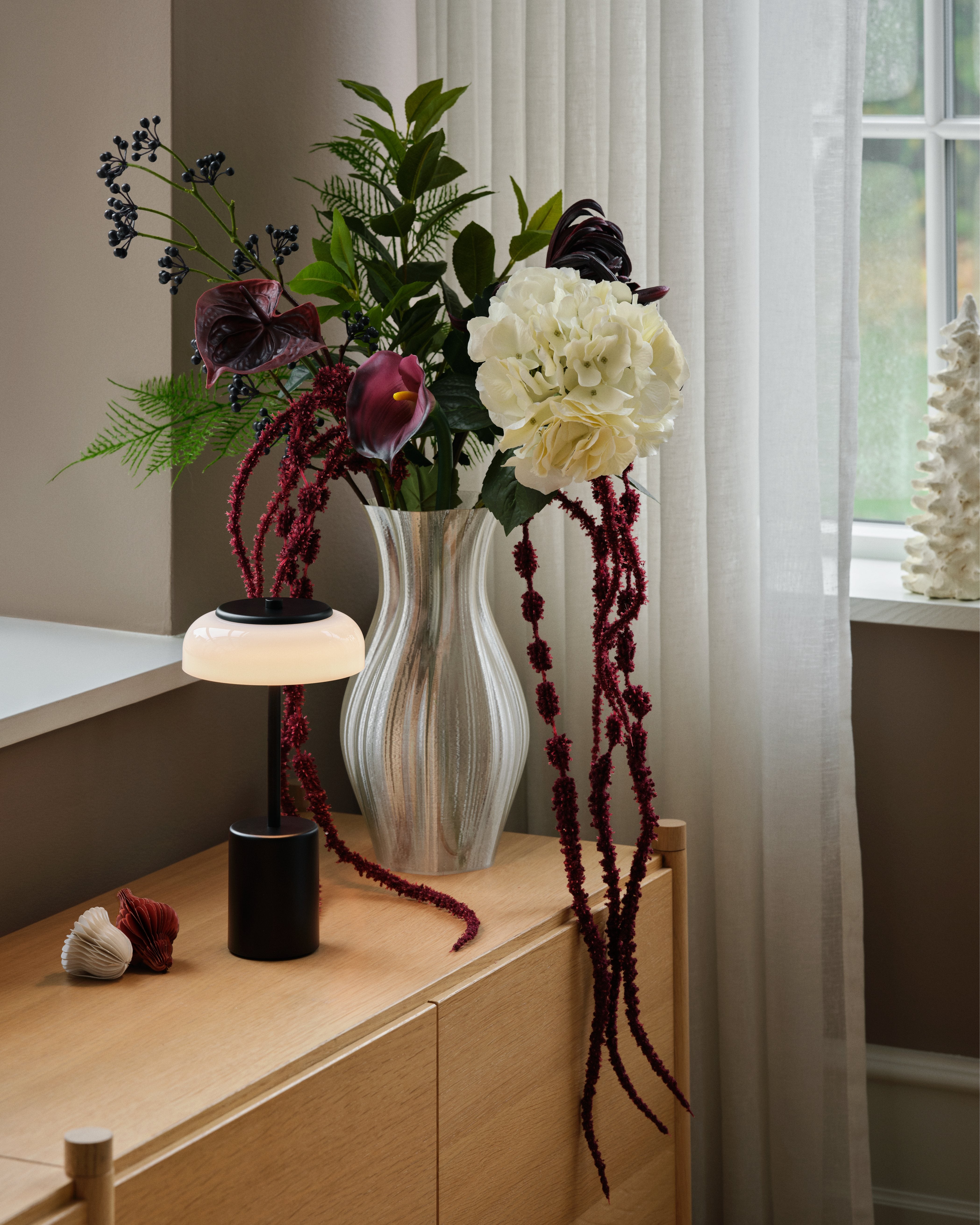 Prenosná lampa BLOSSI čierna s opálovým sklom