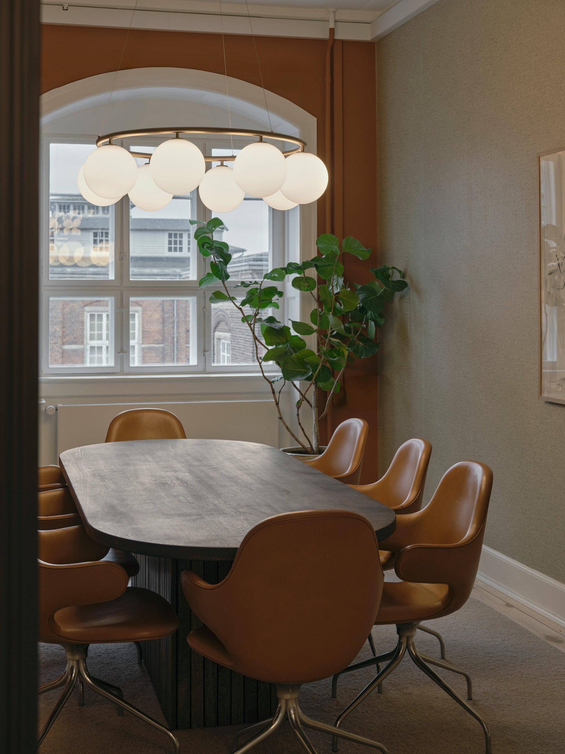 Závesná lampa MIIRA 8 CIRCULAR mosadzná s opálovým sklom