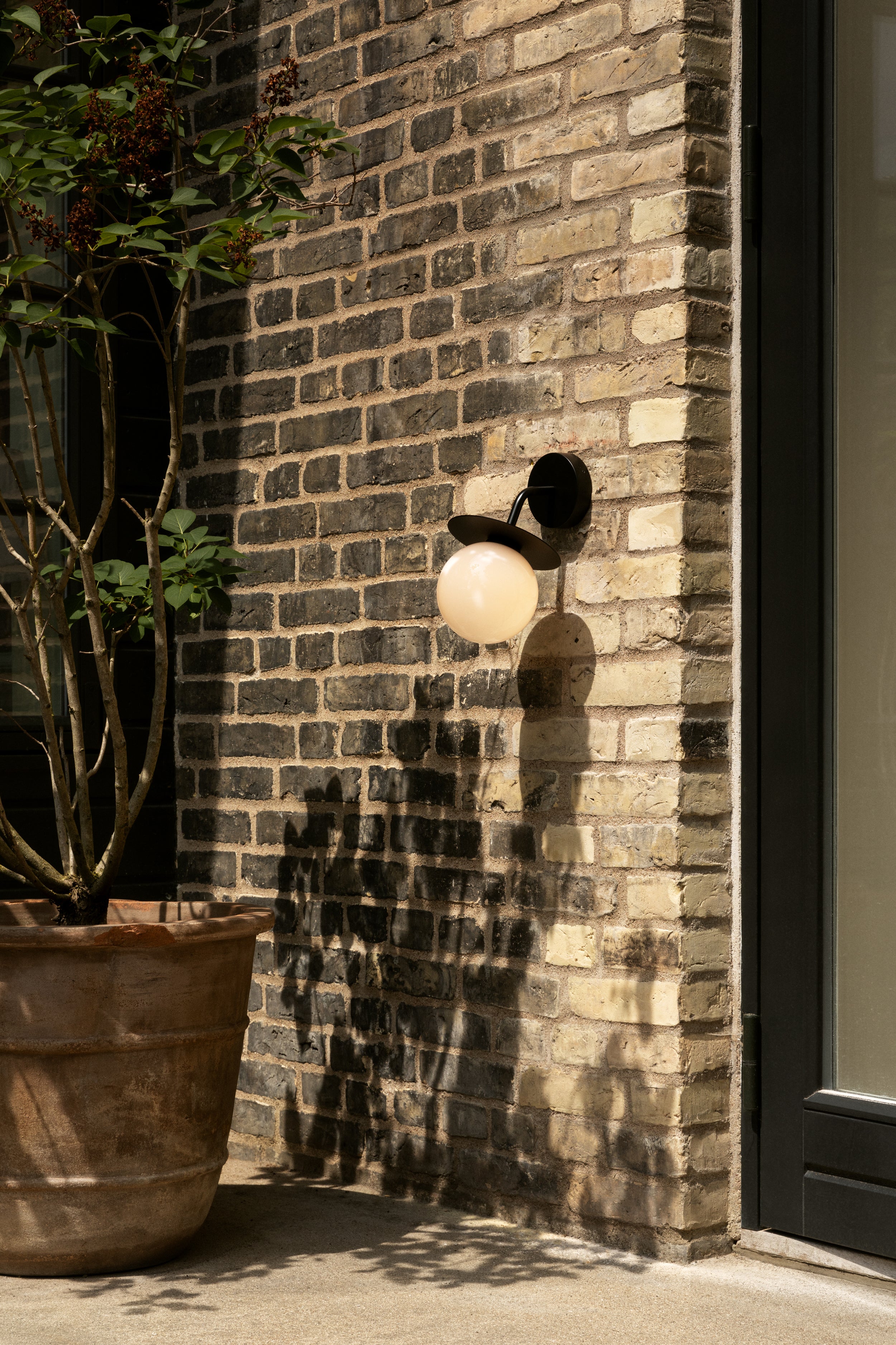 Exteriérová nástenná lampa LIILA čierna s opálovým sklom