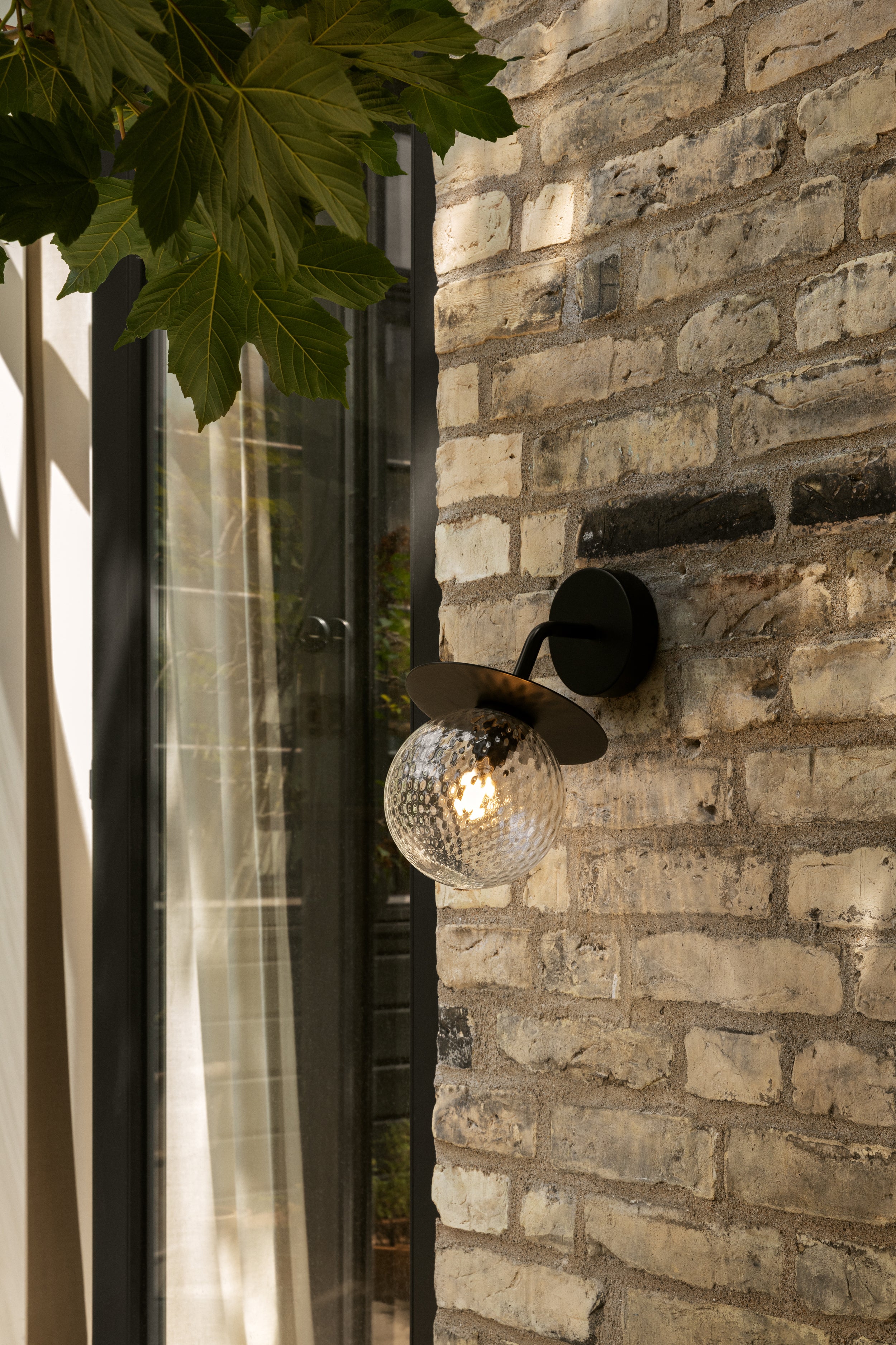 Exteriérová nástenná lampa LIILA čierna s priehľadným sklom
