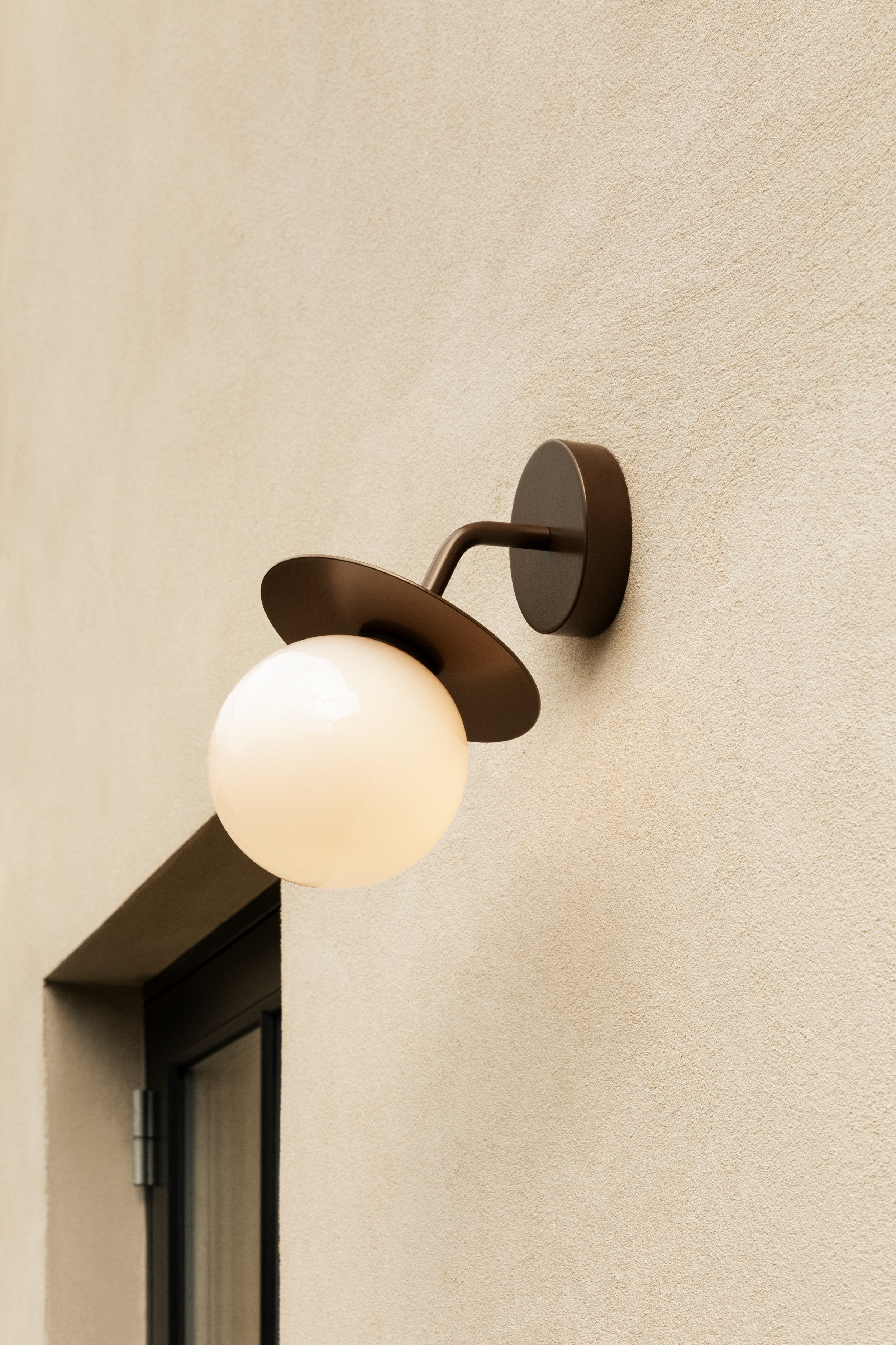Závesná vonkajšia lampa LIILA tmavohnedá s opálovým sklom