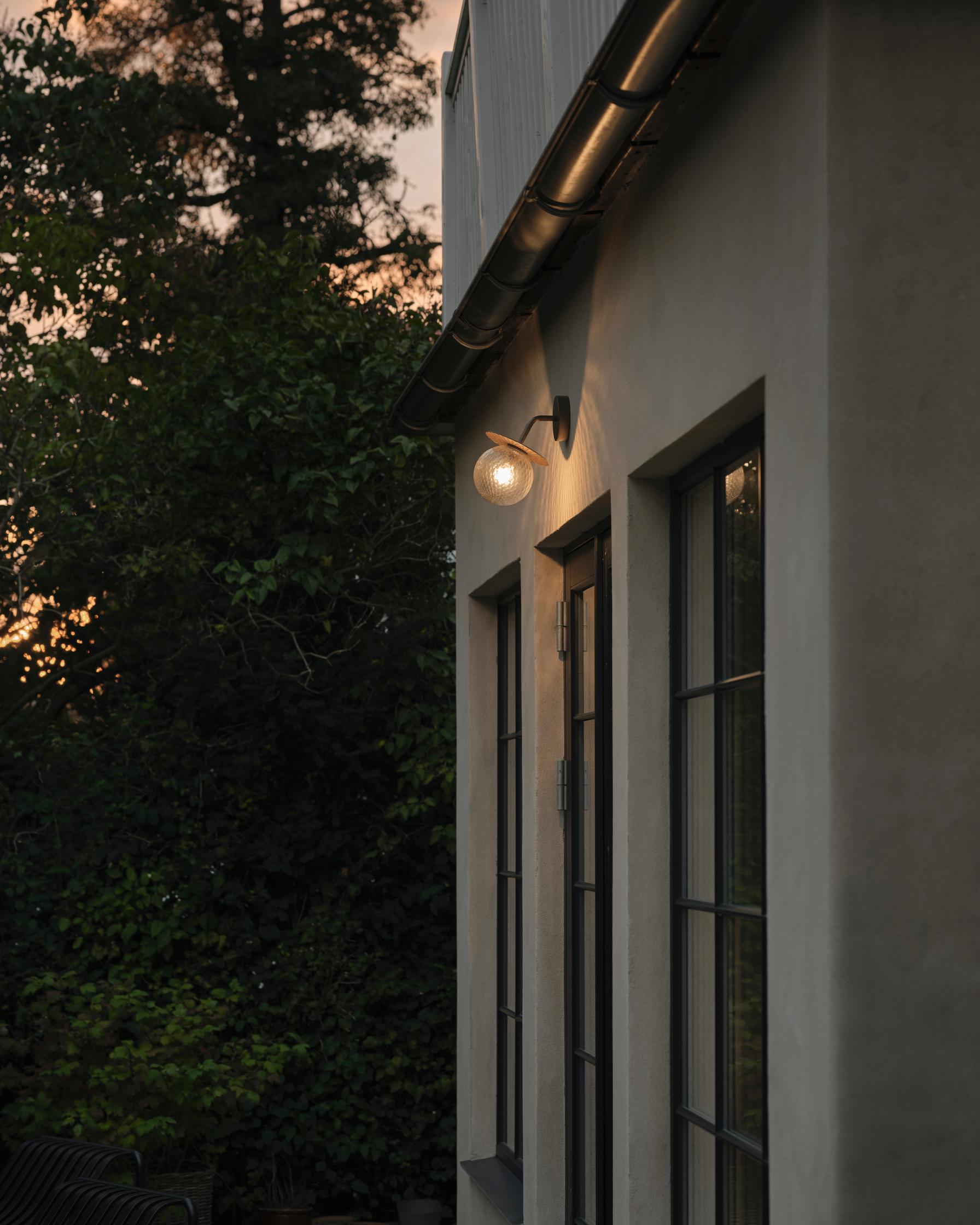 Závesná vonkajšia lampa LIILA tmavohnedá s priehľadným sklom