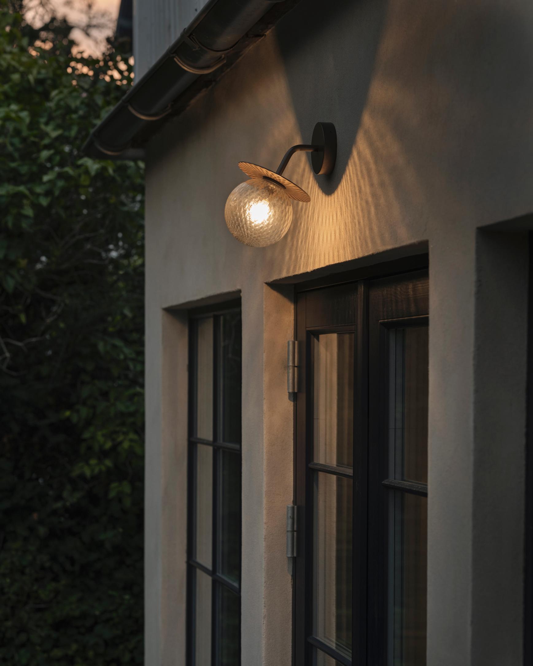 Závesná vonkajšia lampa LIILA tmavohnedá s priehľadným sklom