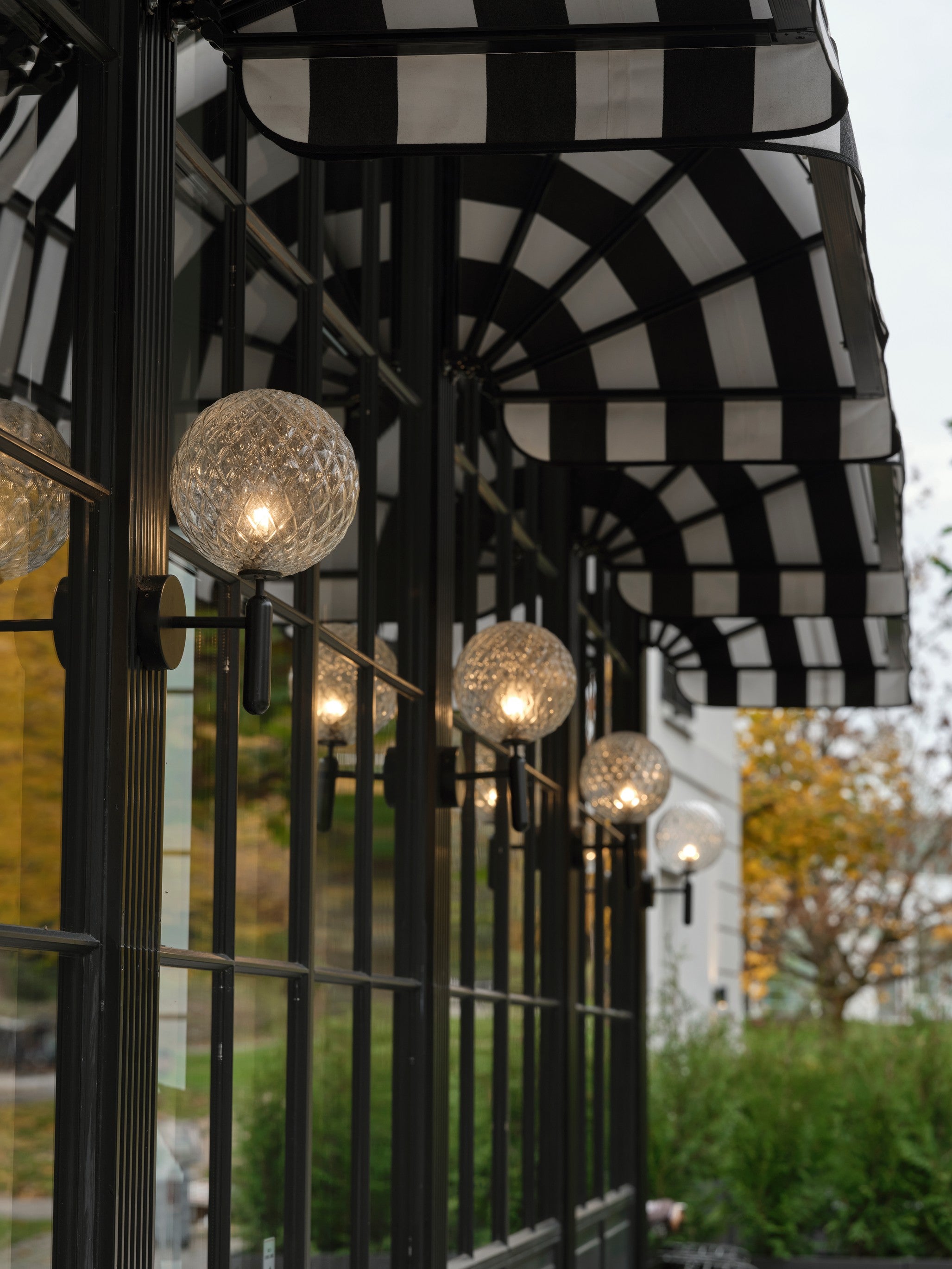 Exteriérová nástenná lampa MIIRA čierna s priehľadným sklom