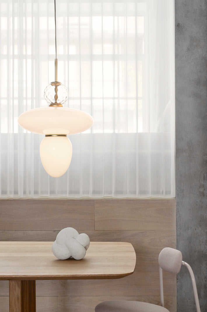 Závesná lampa RIZZATTO 43 mosadzná s opálovým sklom