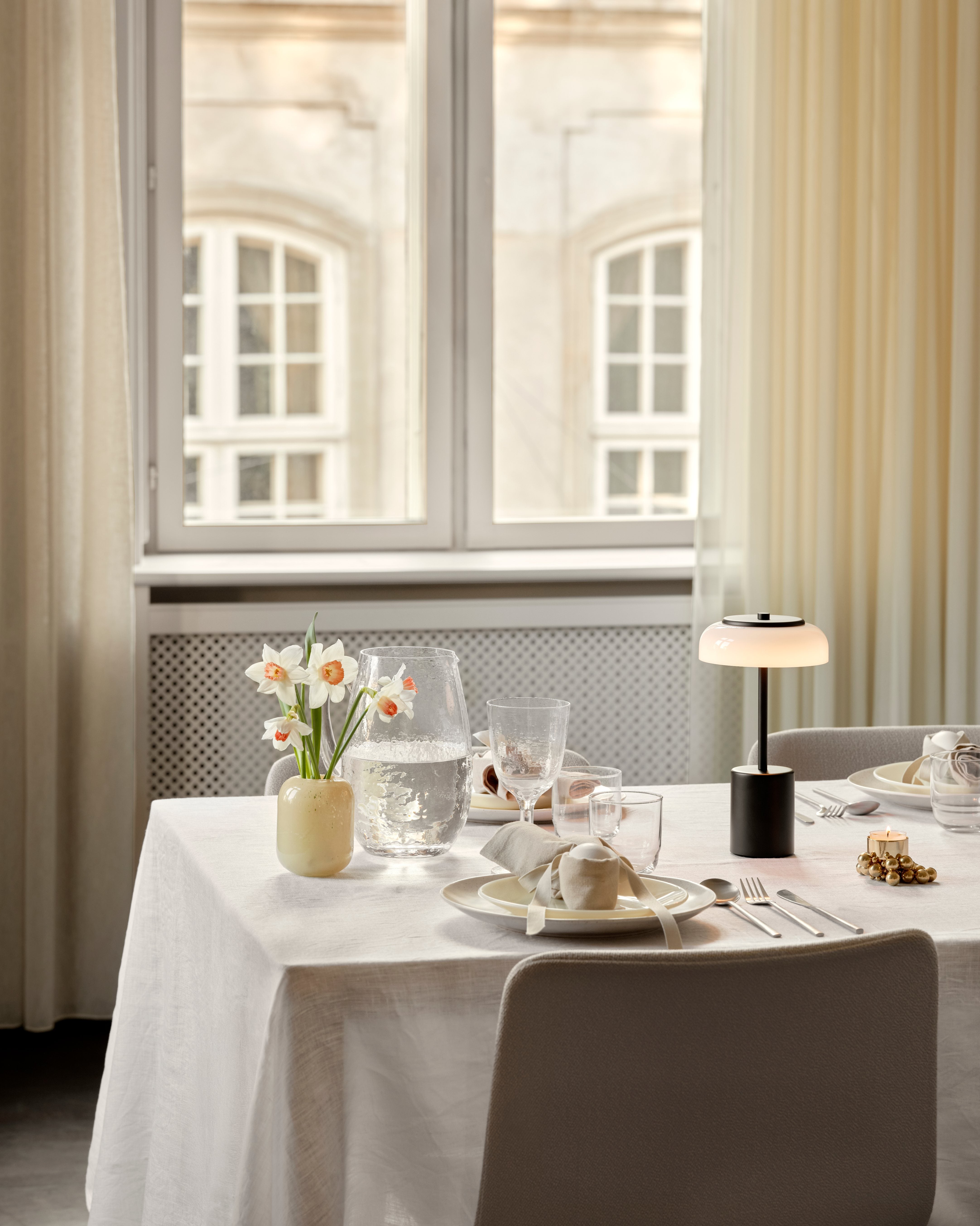 Prenosná lampa BLOSSI čierna s opálovým sklom