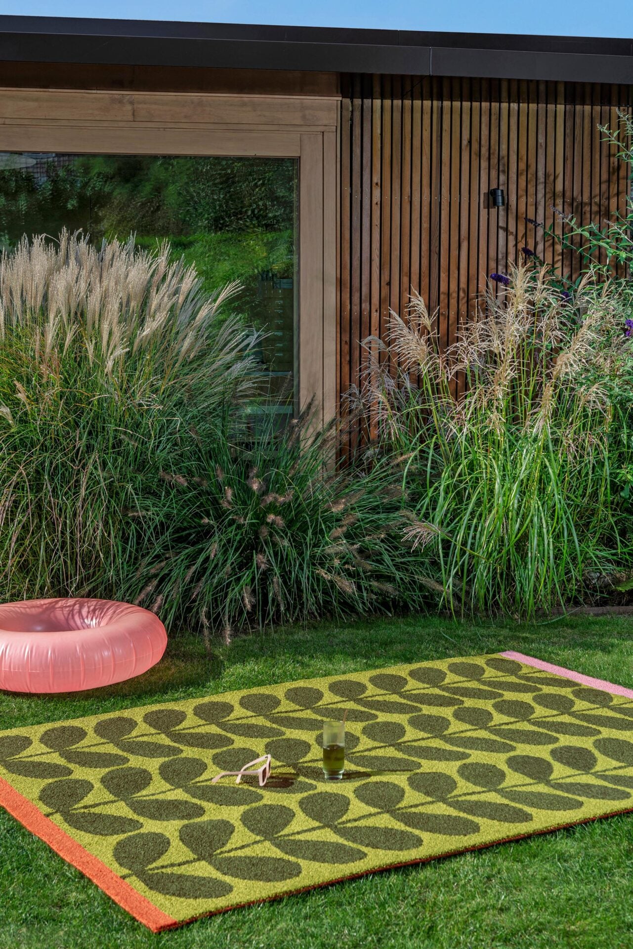 Solid Stem Seagrass Outdoor Rug Green