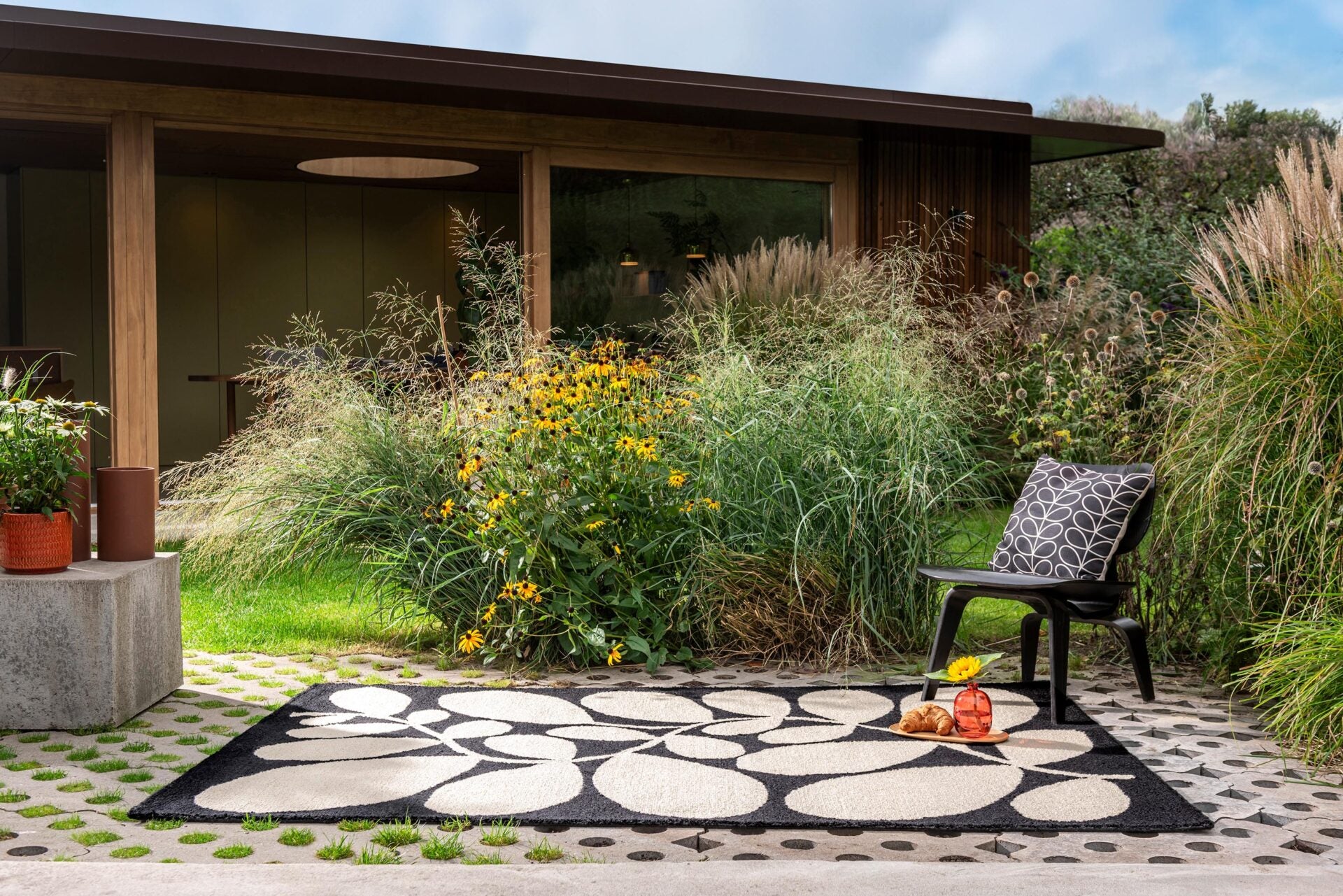 SYCAMORE outdoor rug black with beige