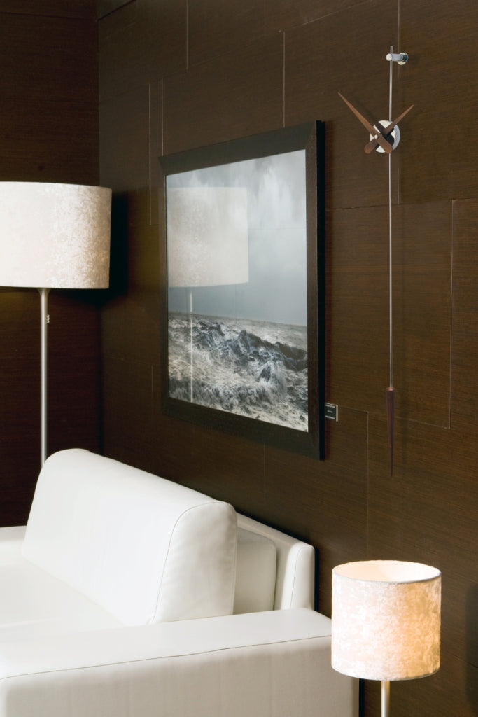 PUNTO Y COMA wall clock in walnut wood with chrome