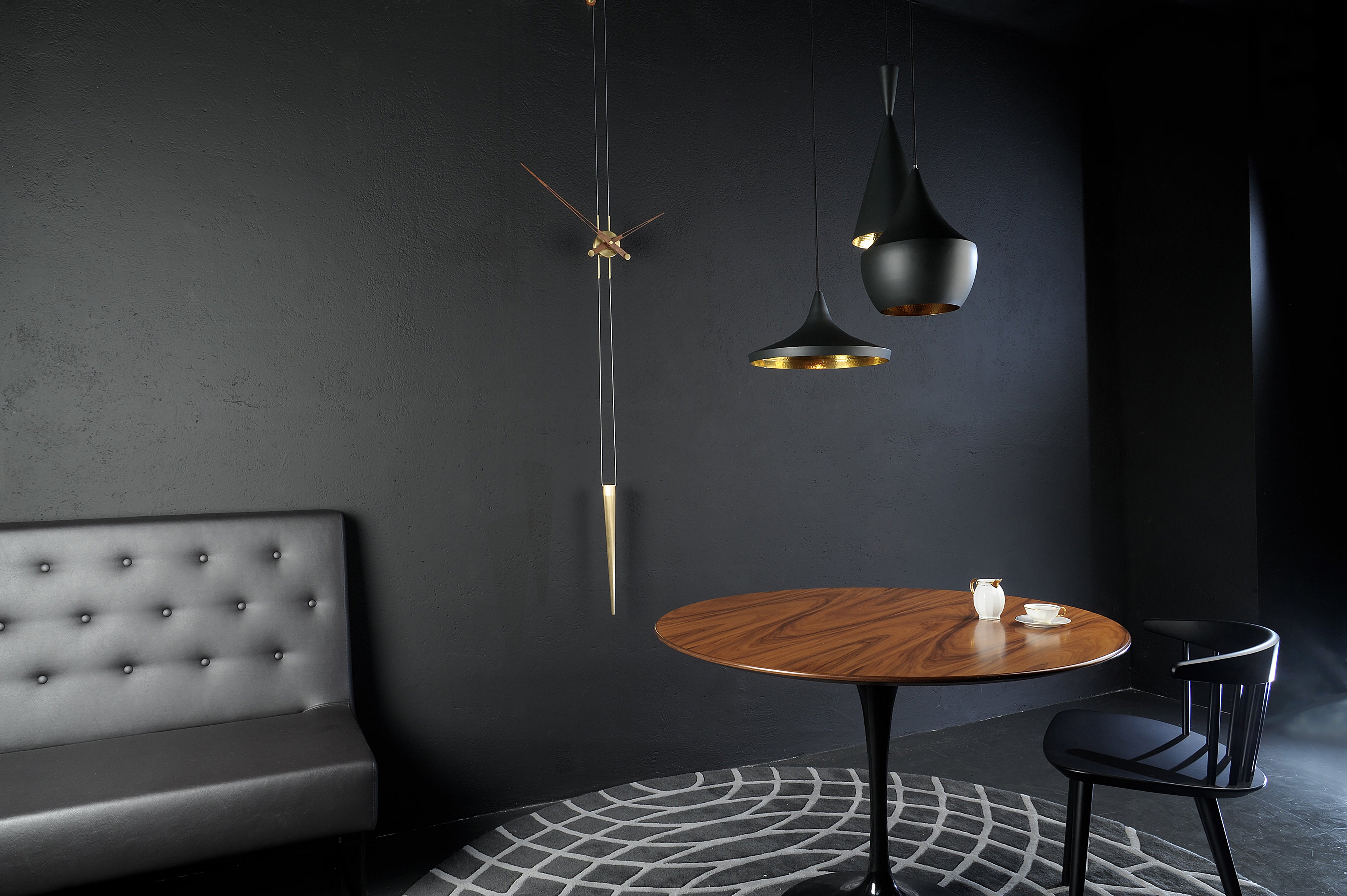 Nástenné hodiny PENDULO z orechového dreva s mosadzným detailom