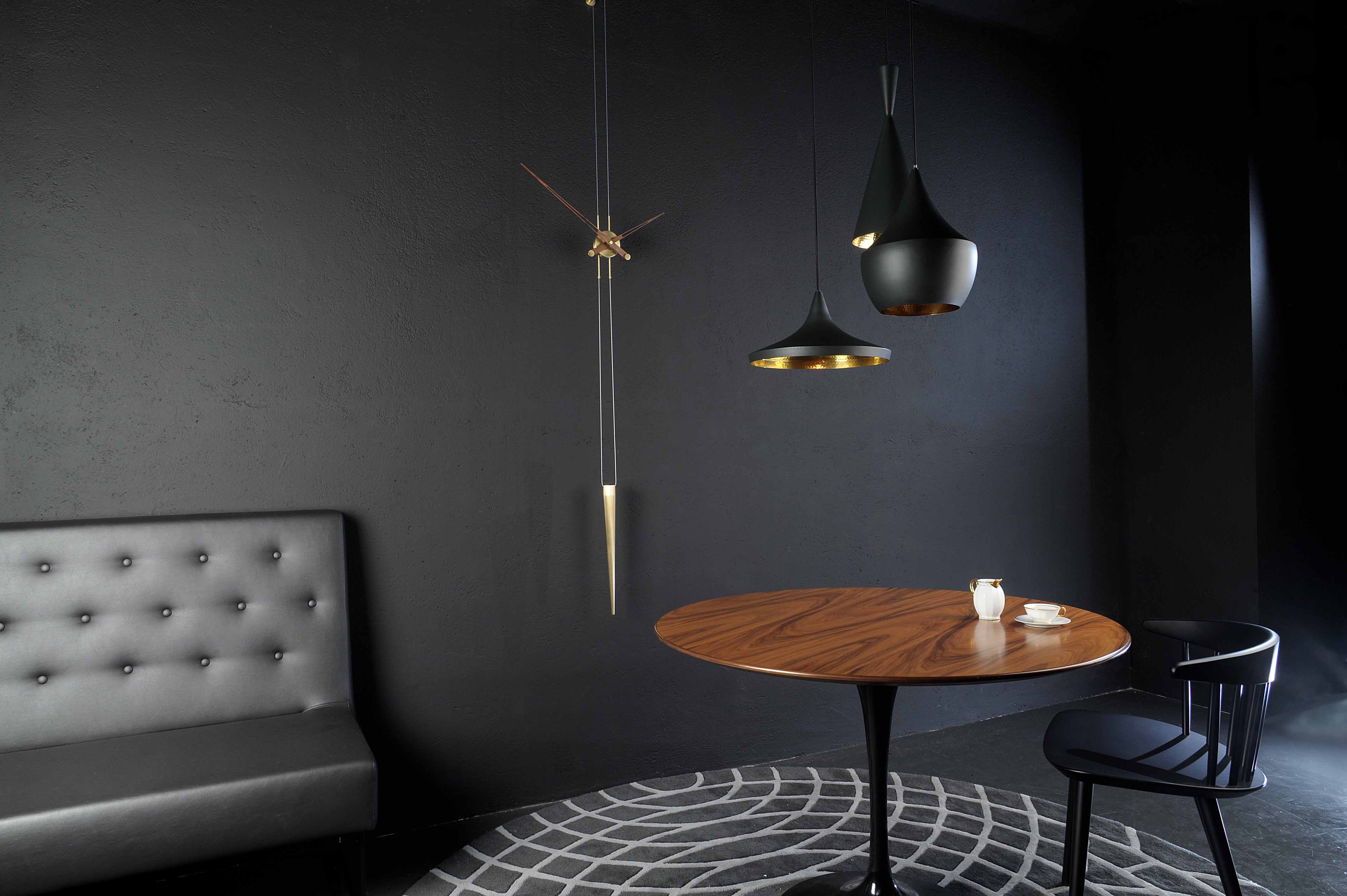 Nástenné hodiny PENDULO z orechového dreva s mosadzným detailom