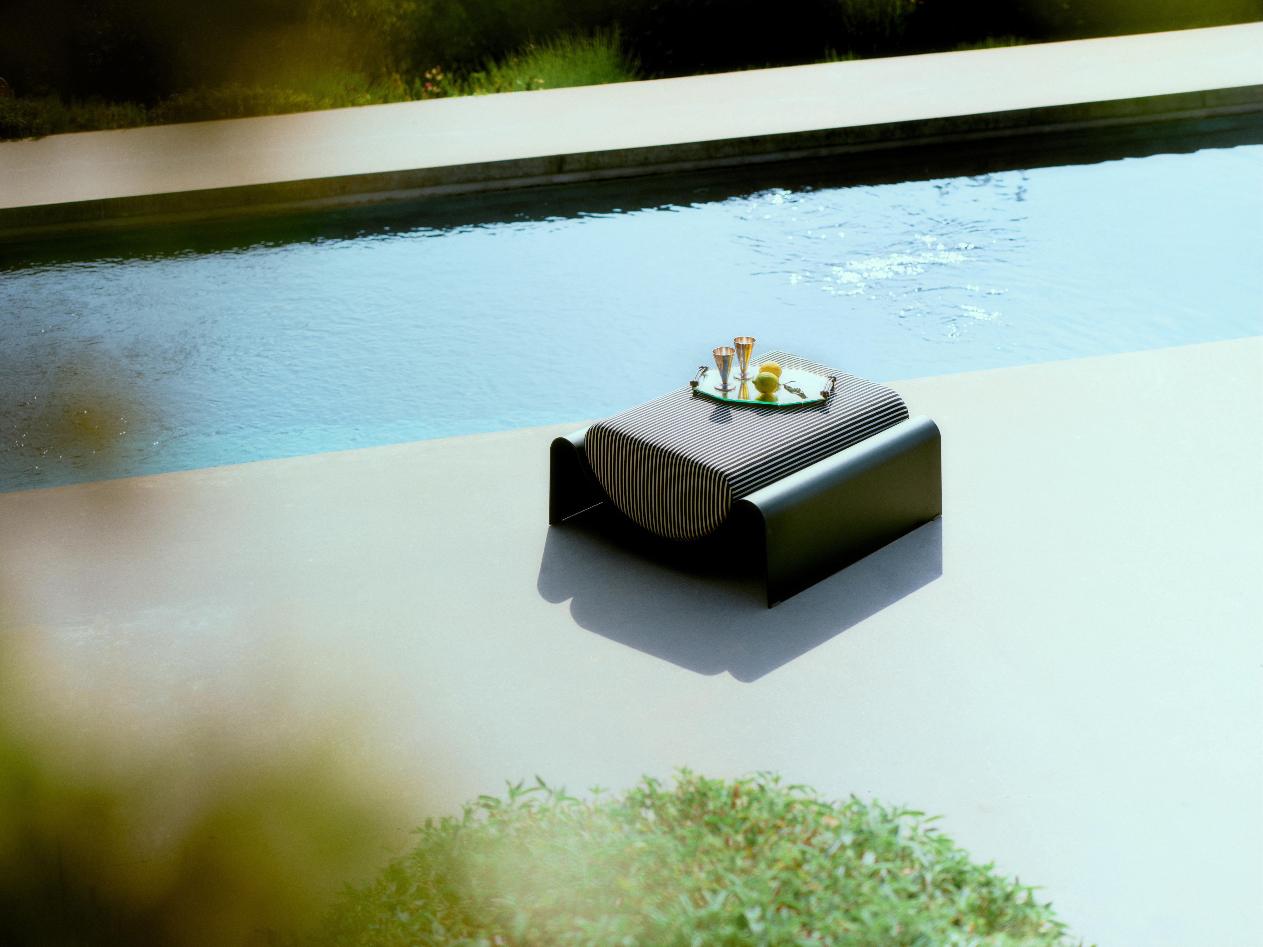 Puf ECLIPSE tmavozelený s pruhovaným vankúšom