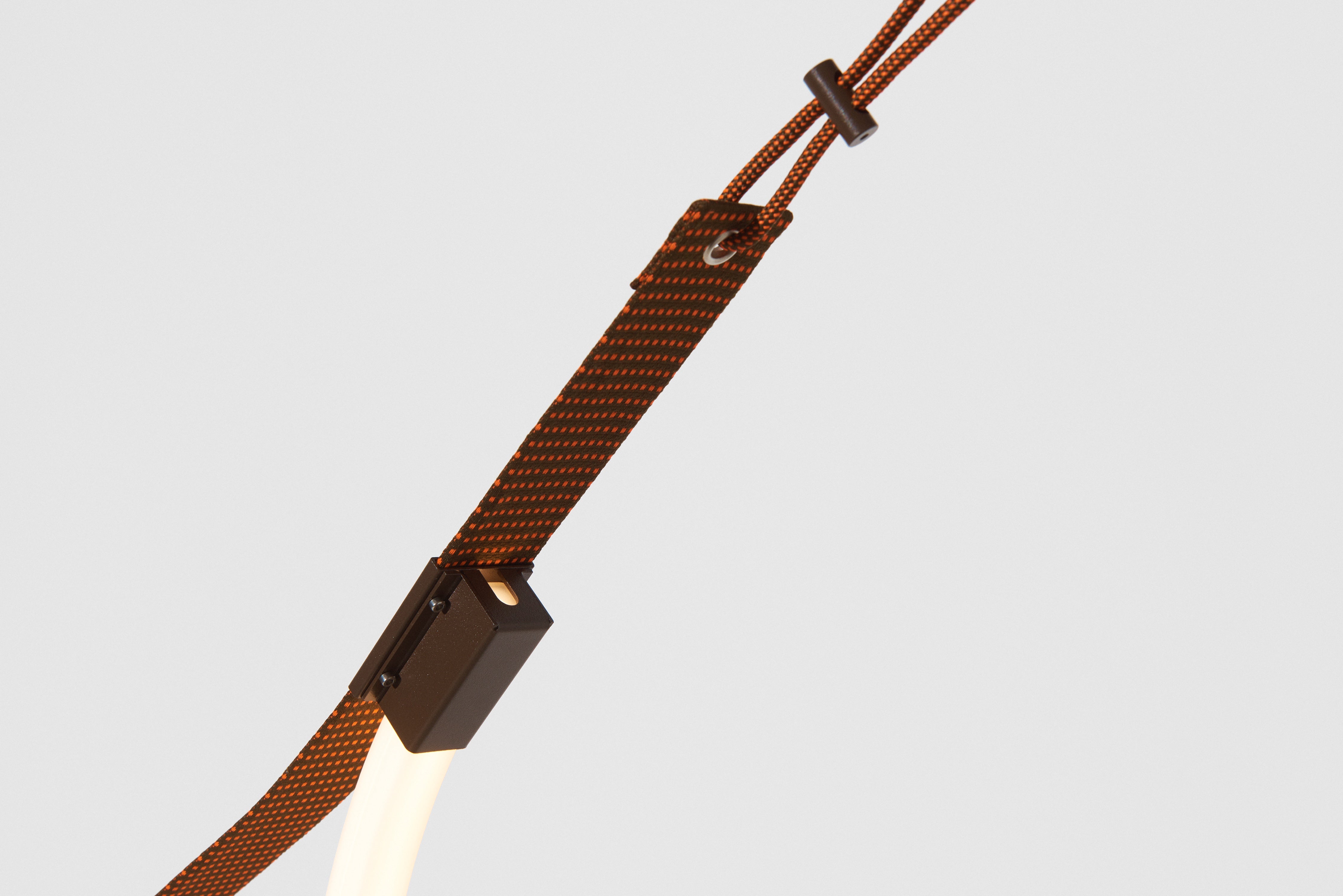 Lampa visiacá SPLINE hnedá s oranžovou