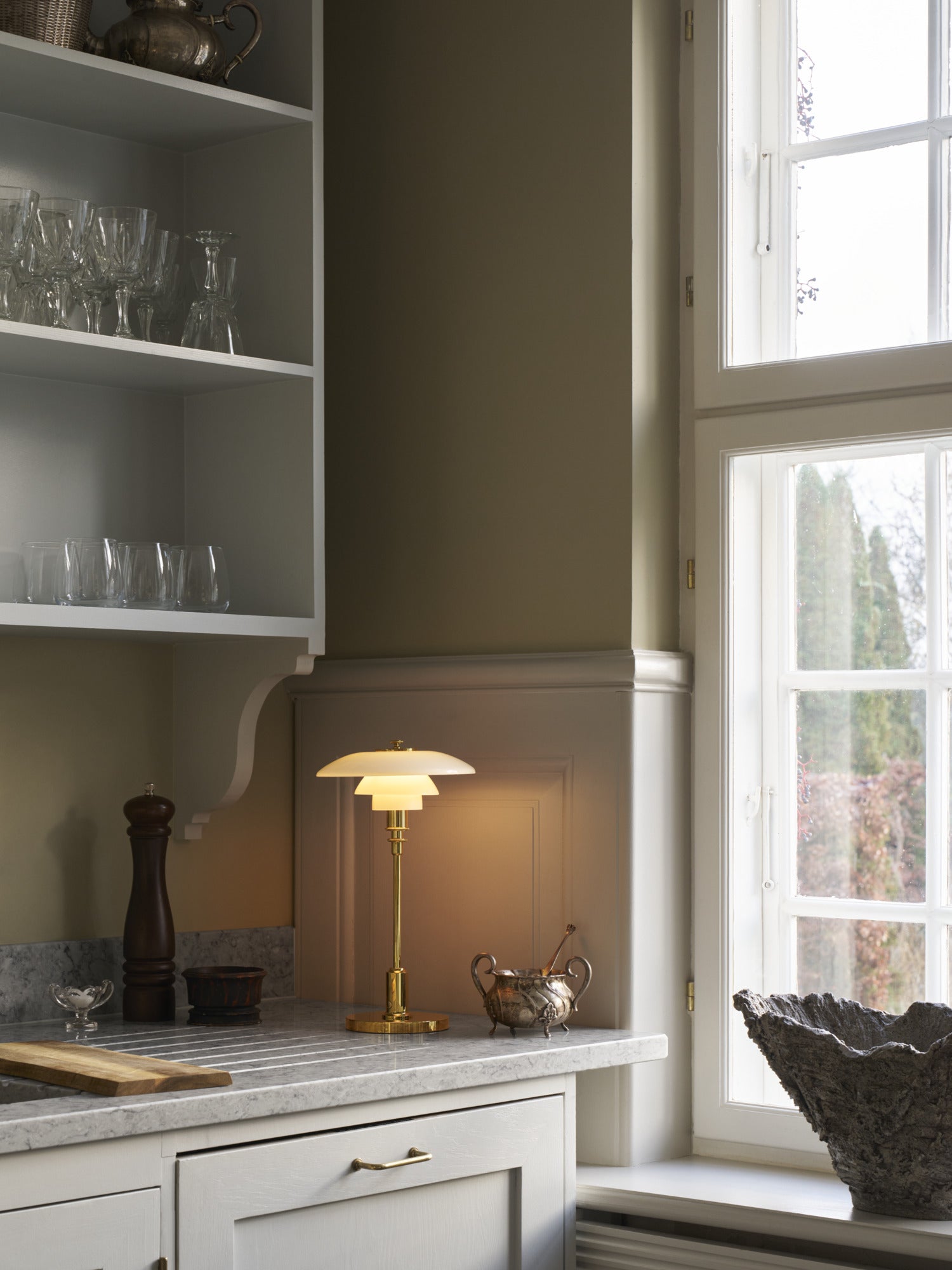 Prenosná lampa PH 2/1 biela s mosadzným podstavcom