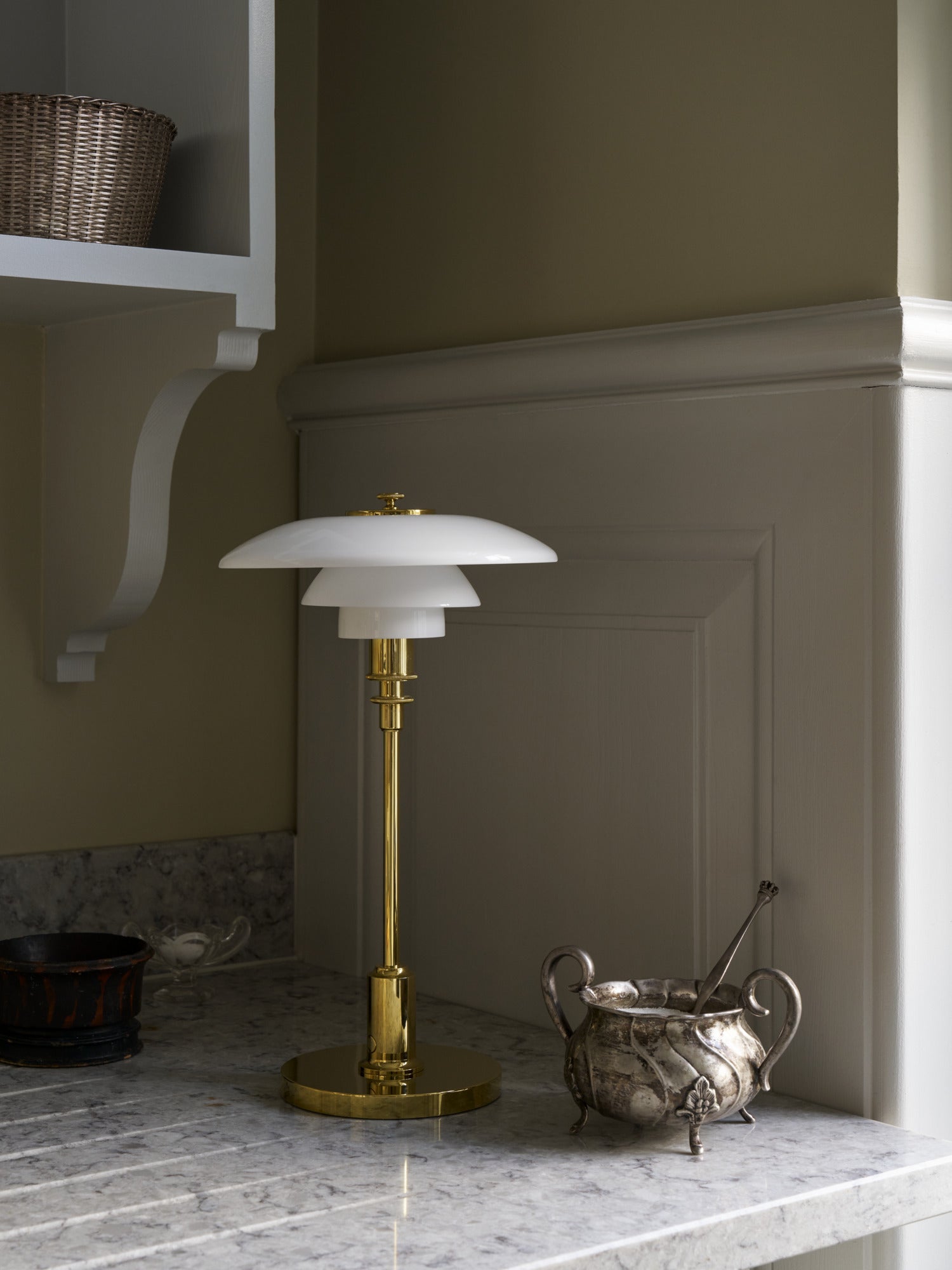 Prenosná lampa PH 2/1 biela s mosadzným podstavcom