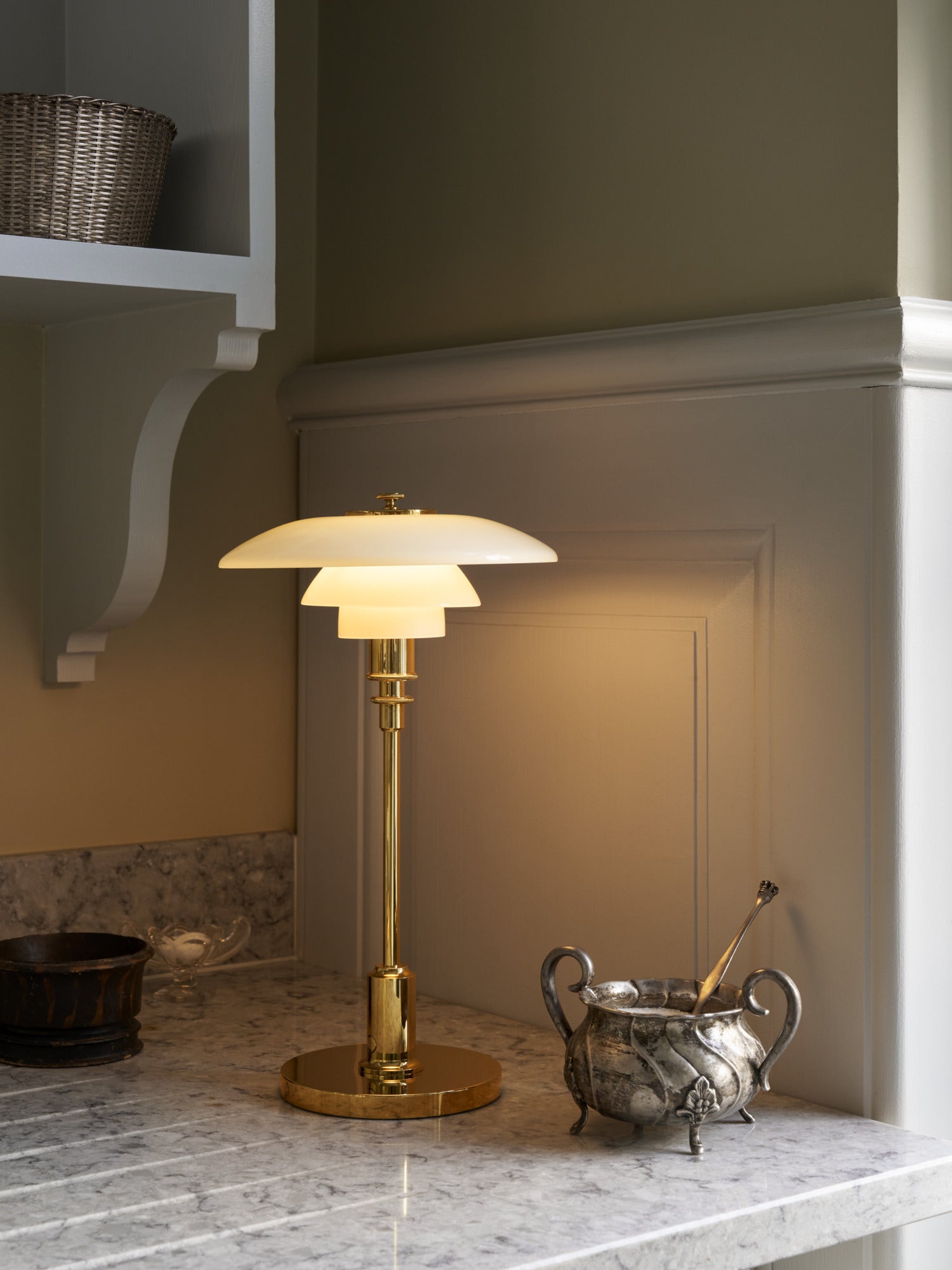 Prenosná lampa PH 2/1 biela s mosadzným podstavcom