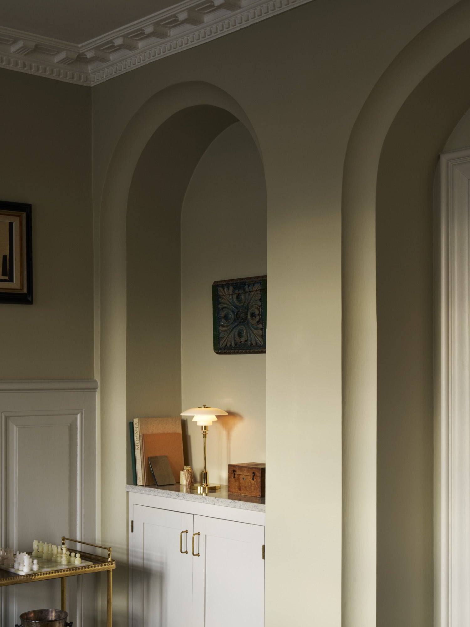 Prenosná lampa PH 2/1 biela s mosadzným podstavcom