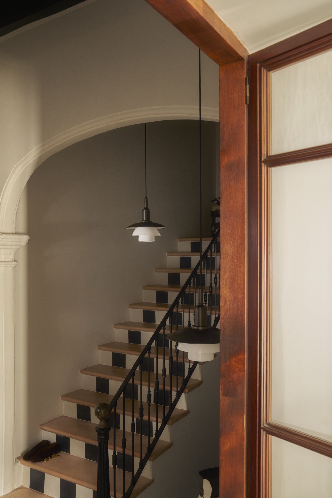 Závesná lampa PH 3/3 biela s čiernym matným povrchom