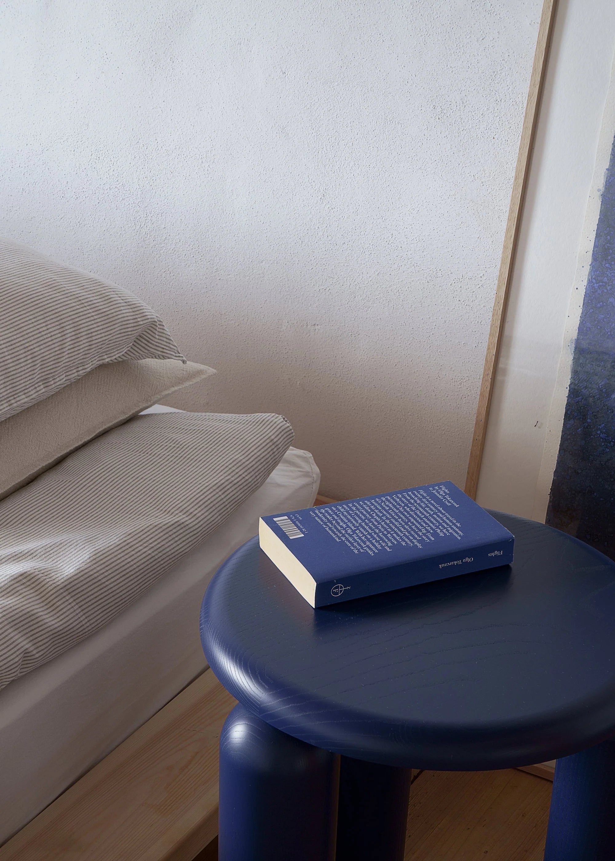 Bočný stolík NEO kobaltové jaseňové drevo