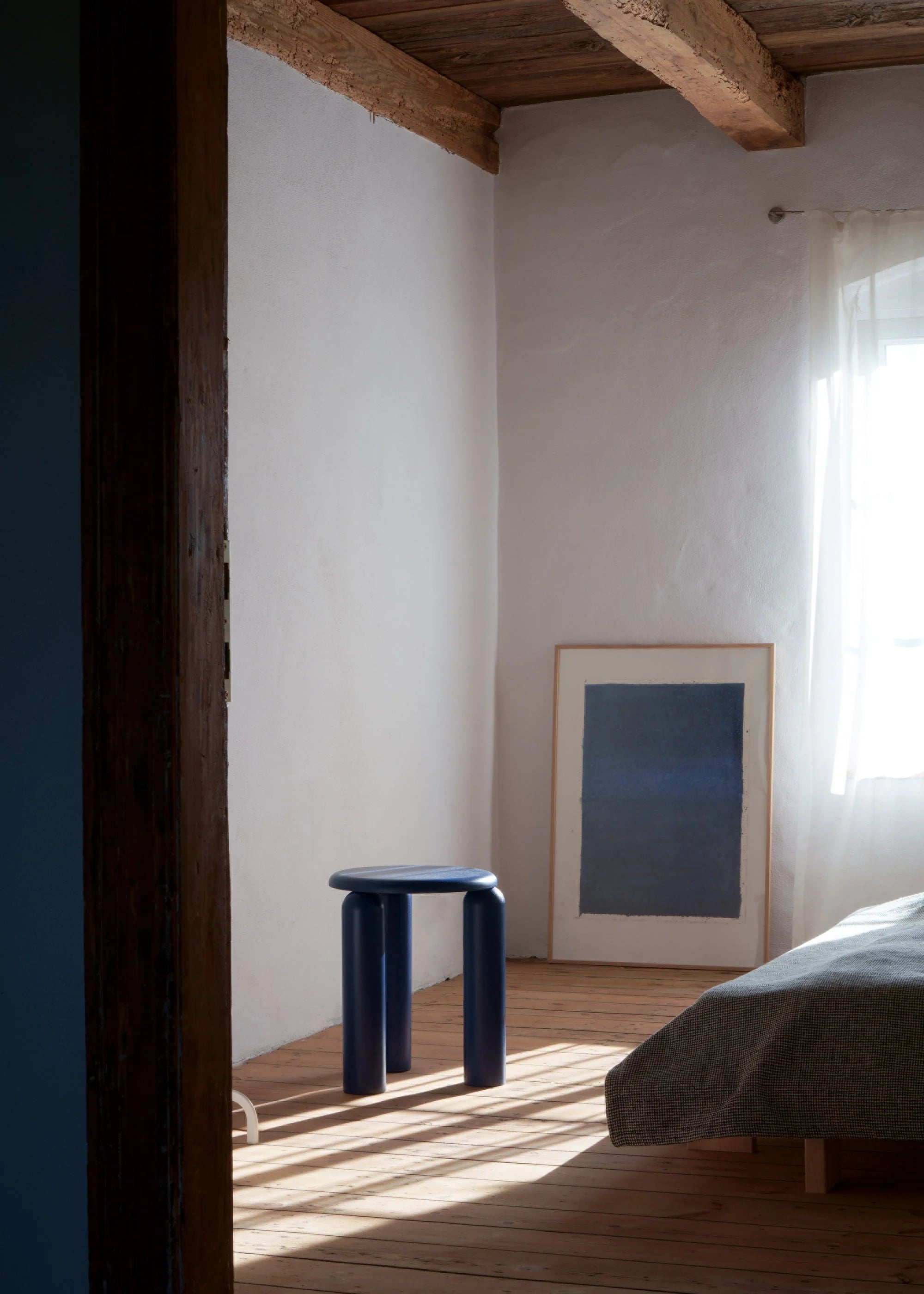 Bočný stolík NEO kobaltové jaseňové drevo