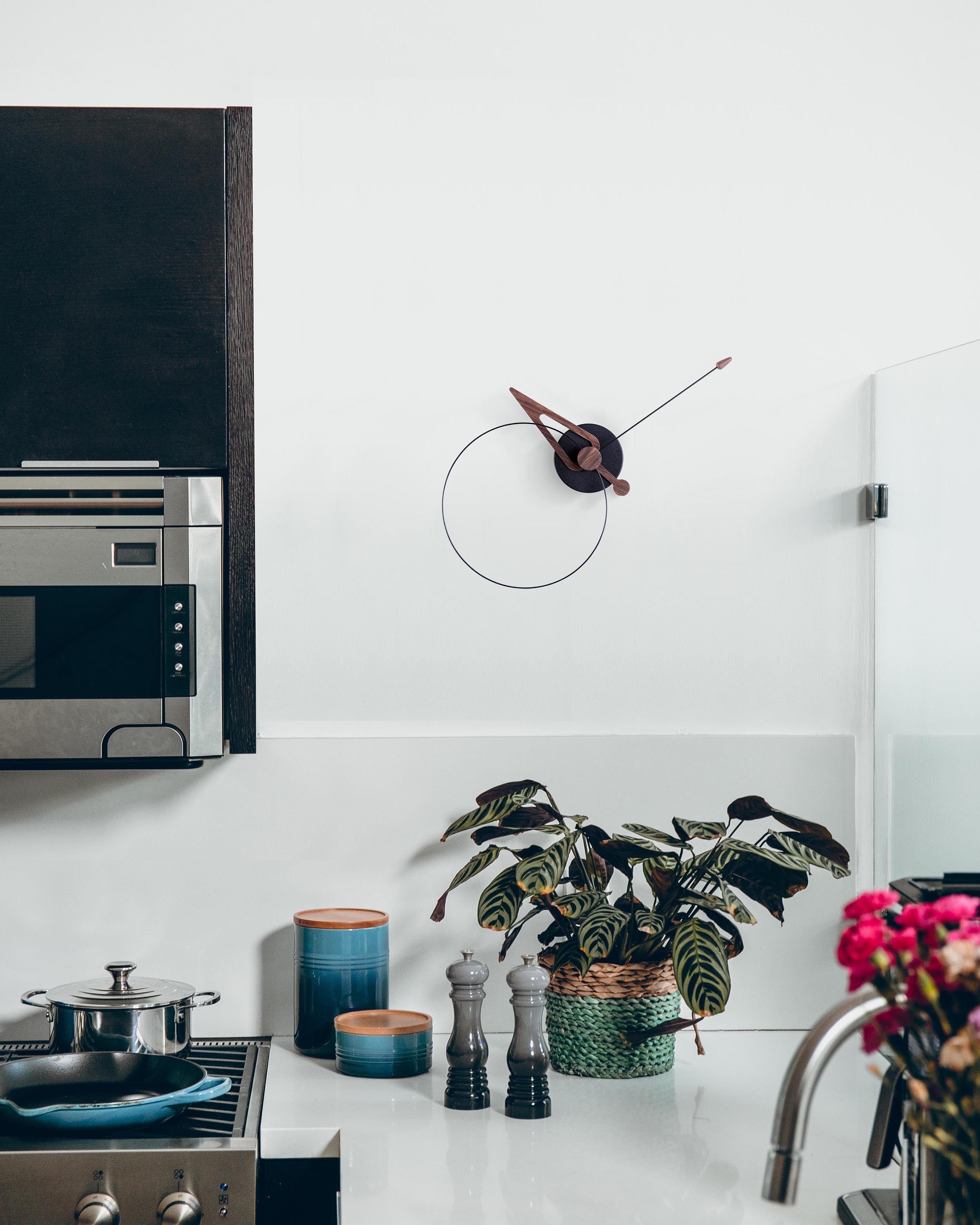 Nástenné hodiny PICO orechové drevo s čiernou farbou