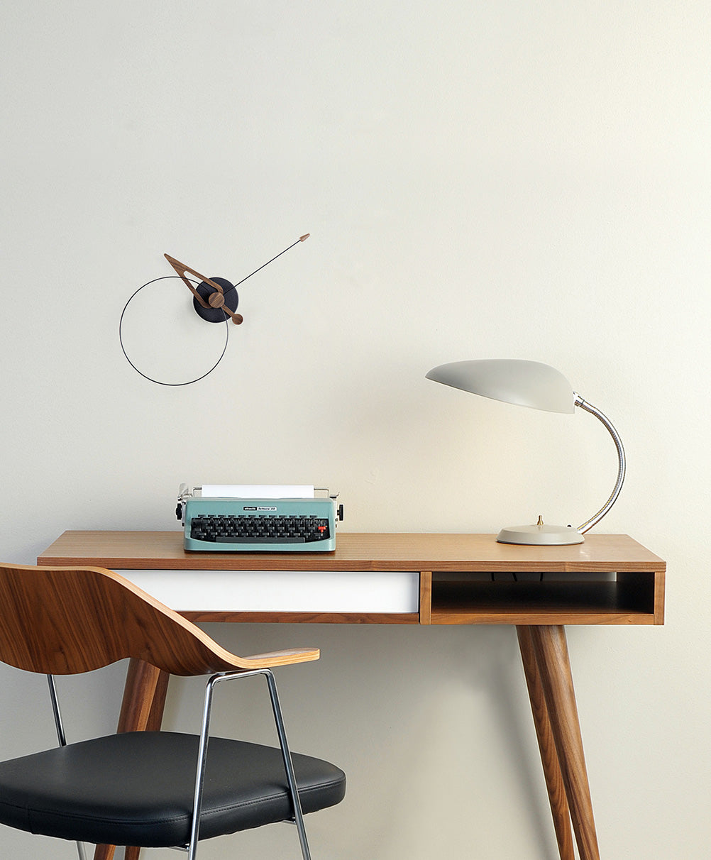 Nástenné hodiny PICO orechové drevo s čiernou farbou