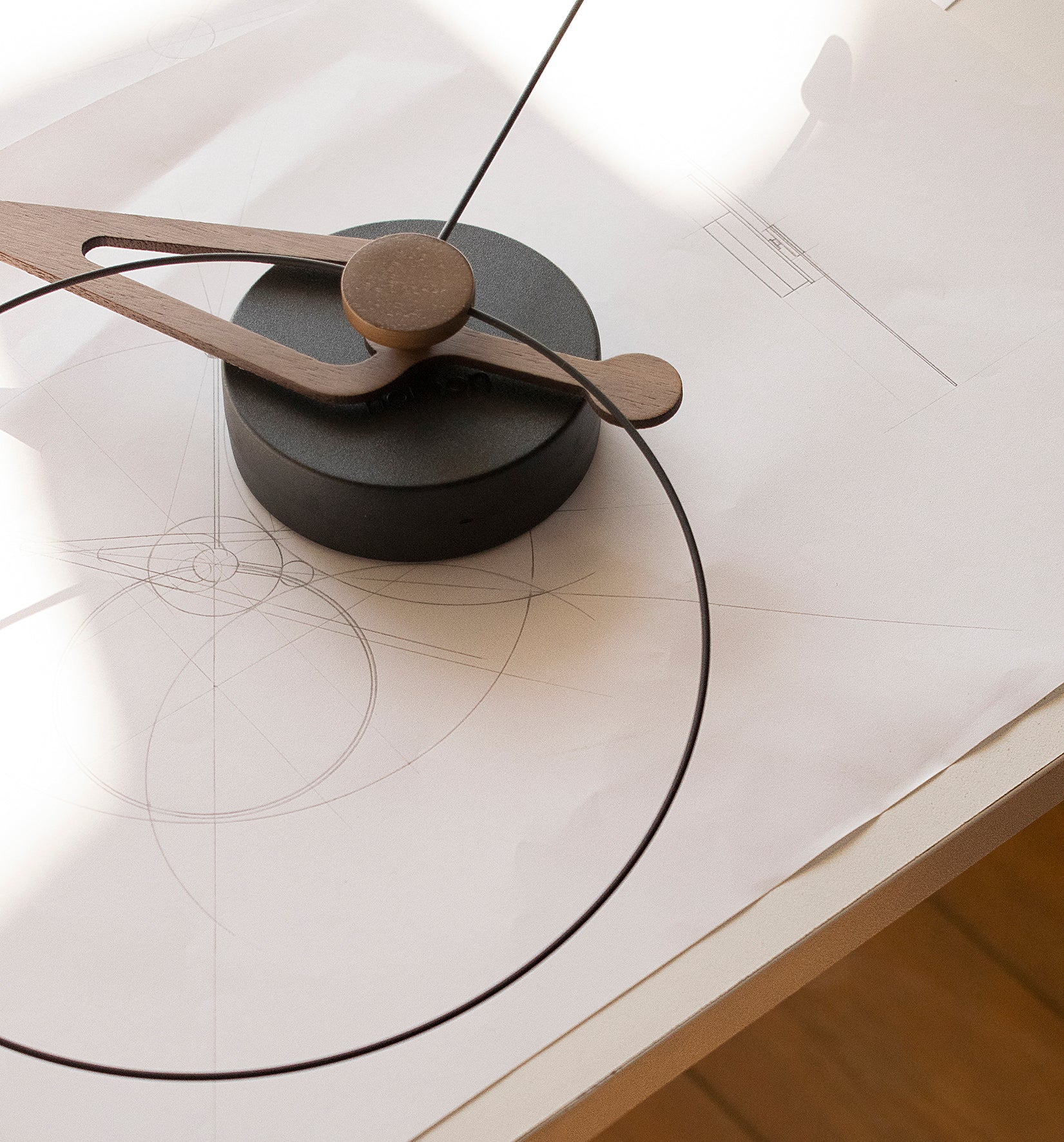 Nástenné hodiny PICO orechové drevo s čiernou farbou