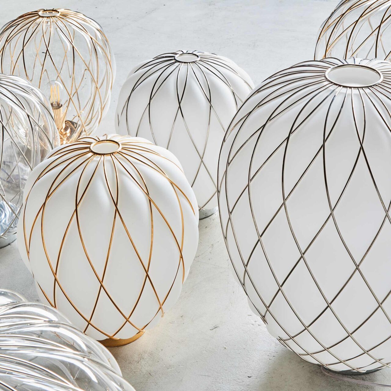 PINECONE table lamp in chrome with white blown glass