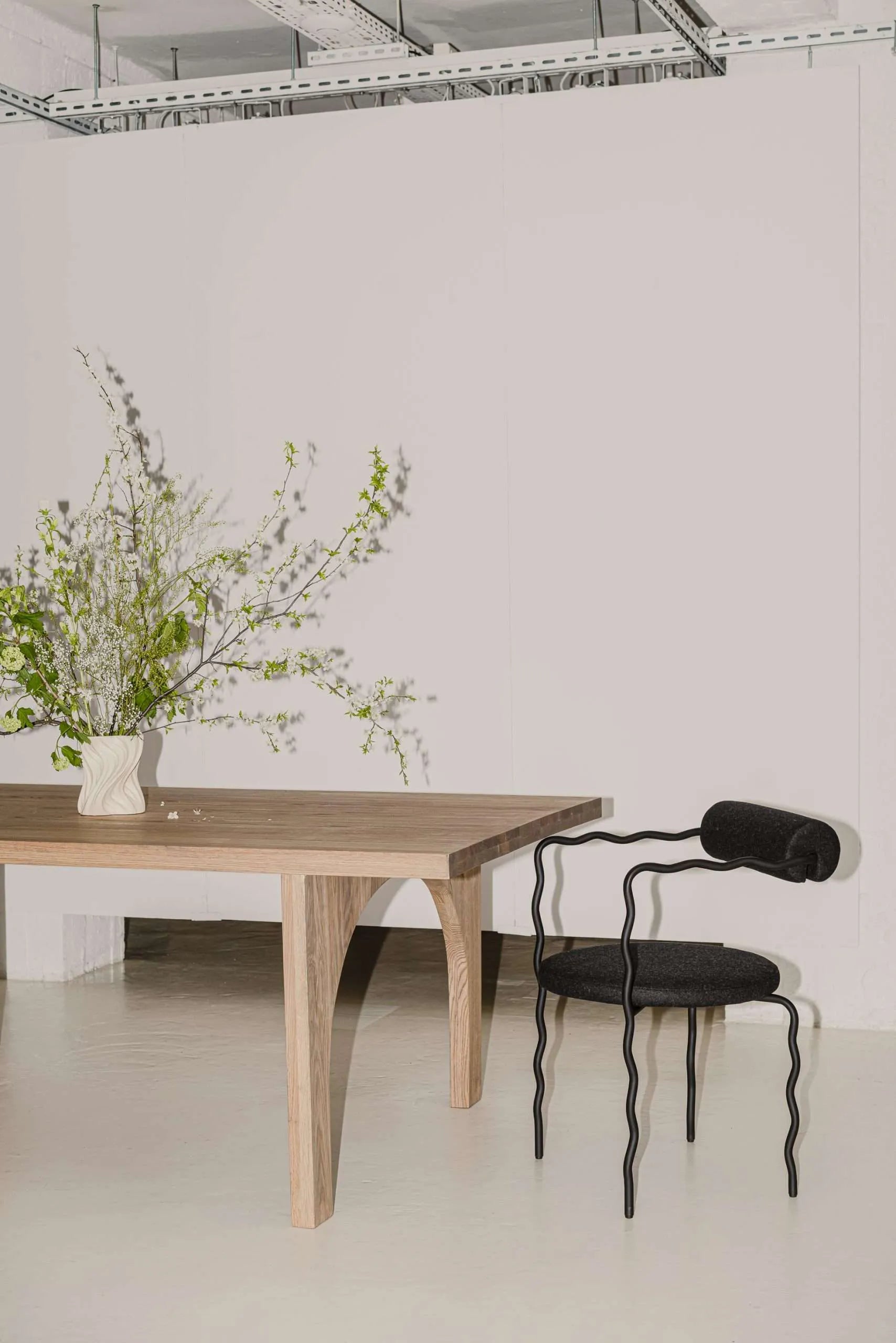 Kreslo s opierkami SAGE VAGUE čalúnené s kovovou základňou