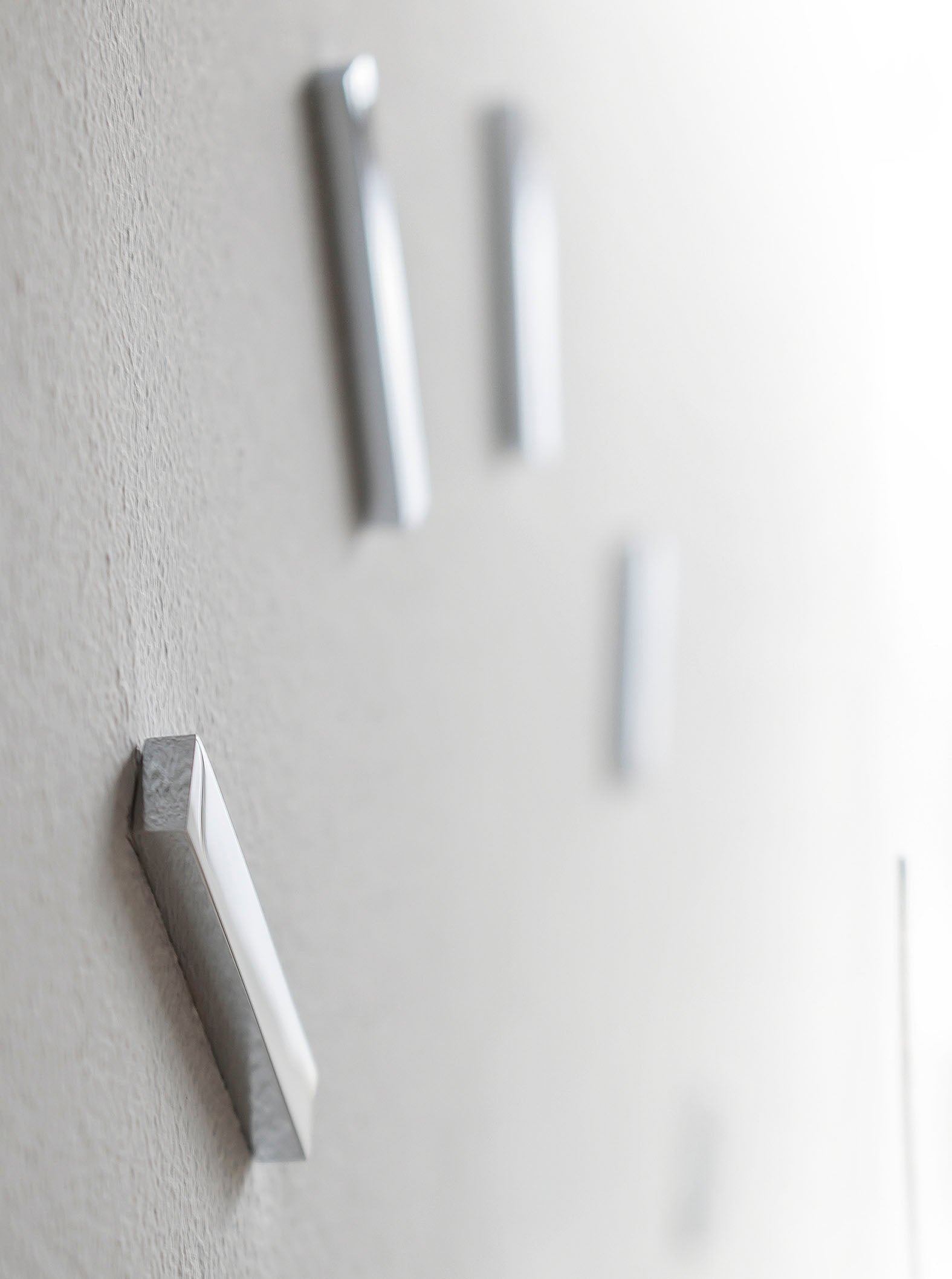 Nástenné hodiny PUNTOS SUSPENSIVOS chrómované