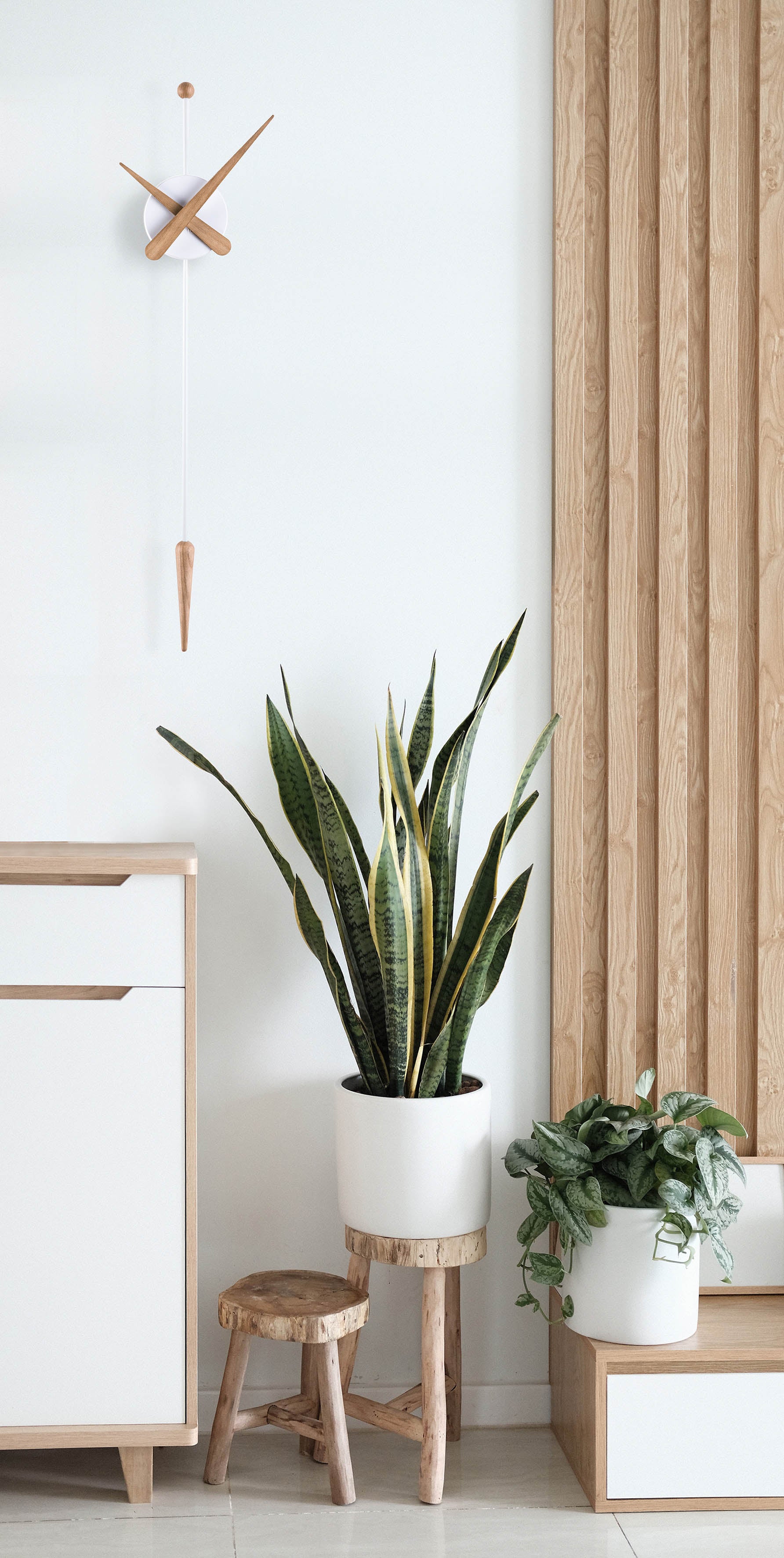 Nástenné hodiny PUNTA z dubového dreva s bielou farbou