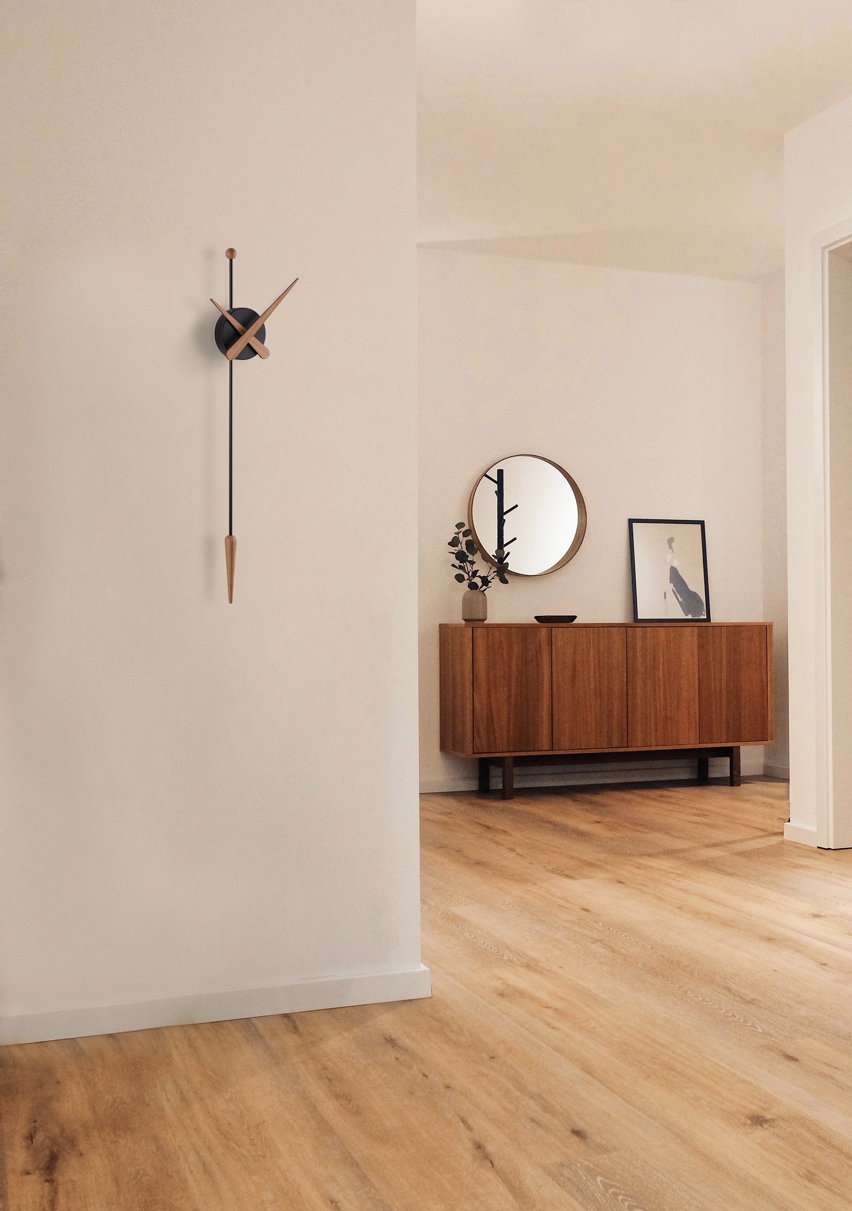 Nástenné hodiny PUNTA z dubového dreva s čiernou farbou