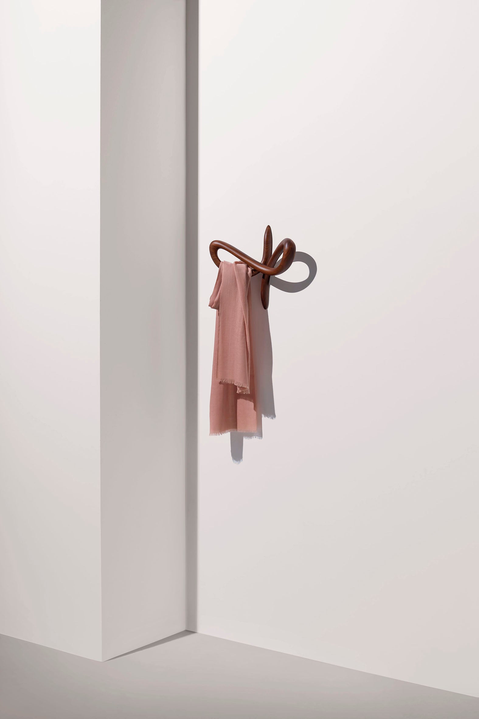 Nástenný vešiak VERTIGO orechové drevo