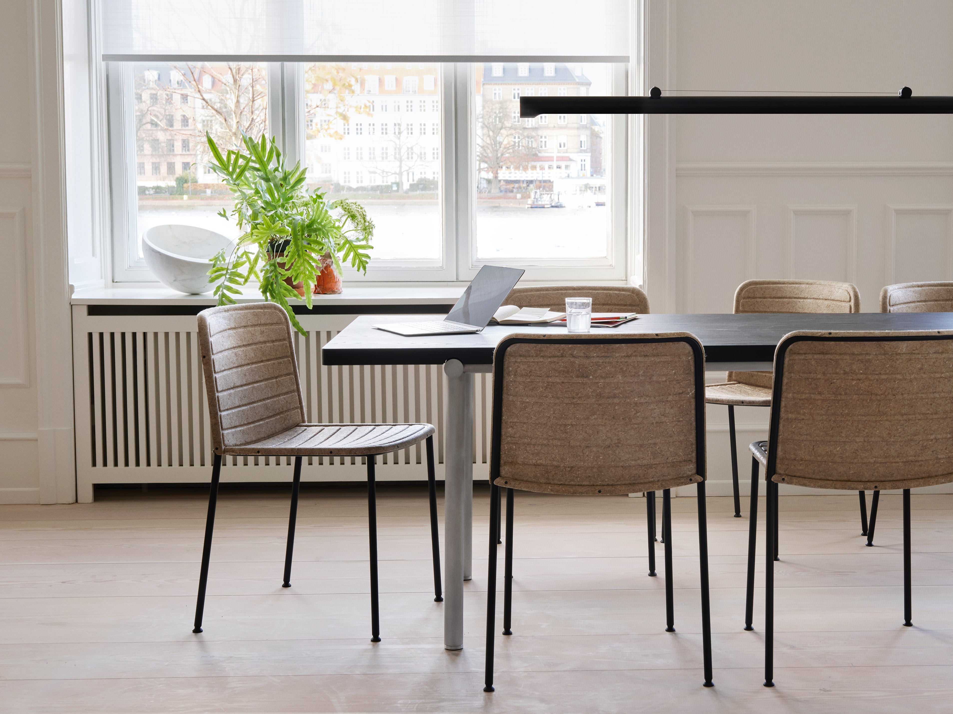 TUBBY TUBE black table with aluminum base