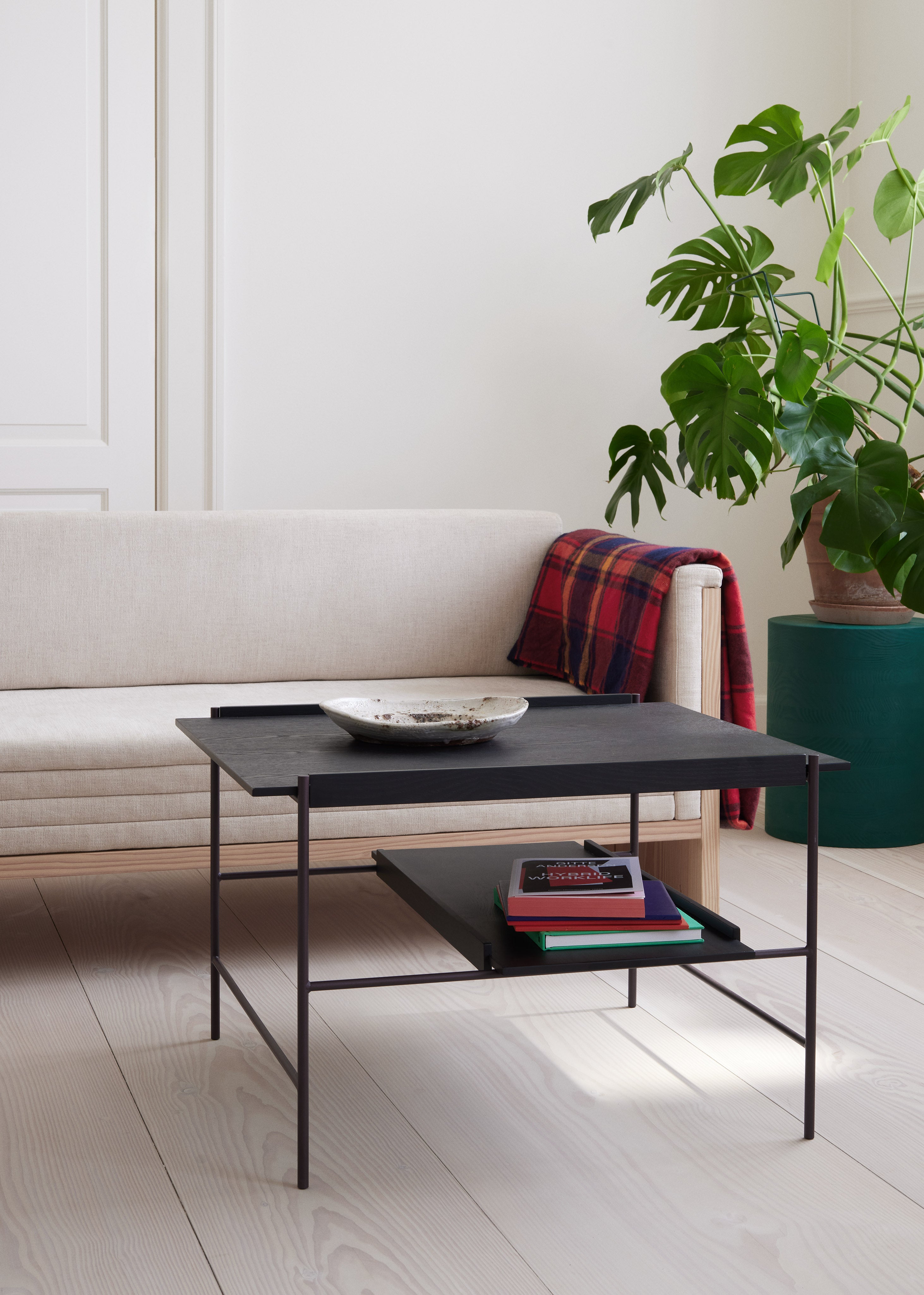 Kávový stolík KANSO čierny s fialovým podstavcom