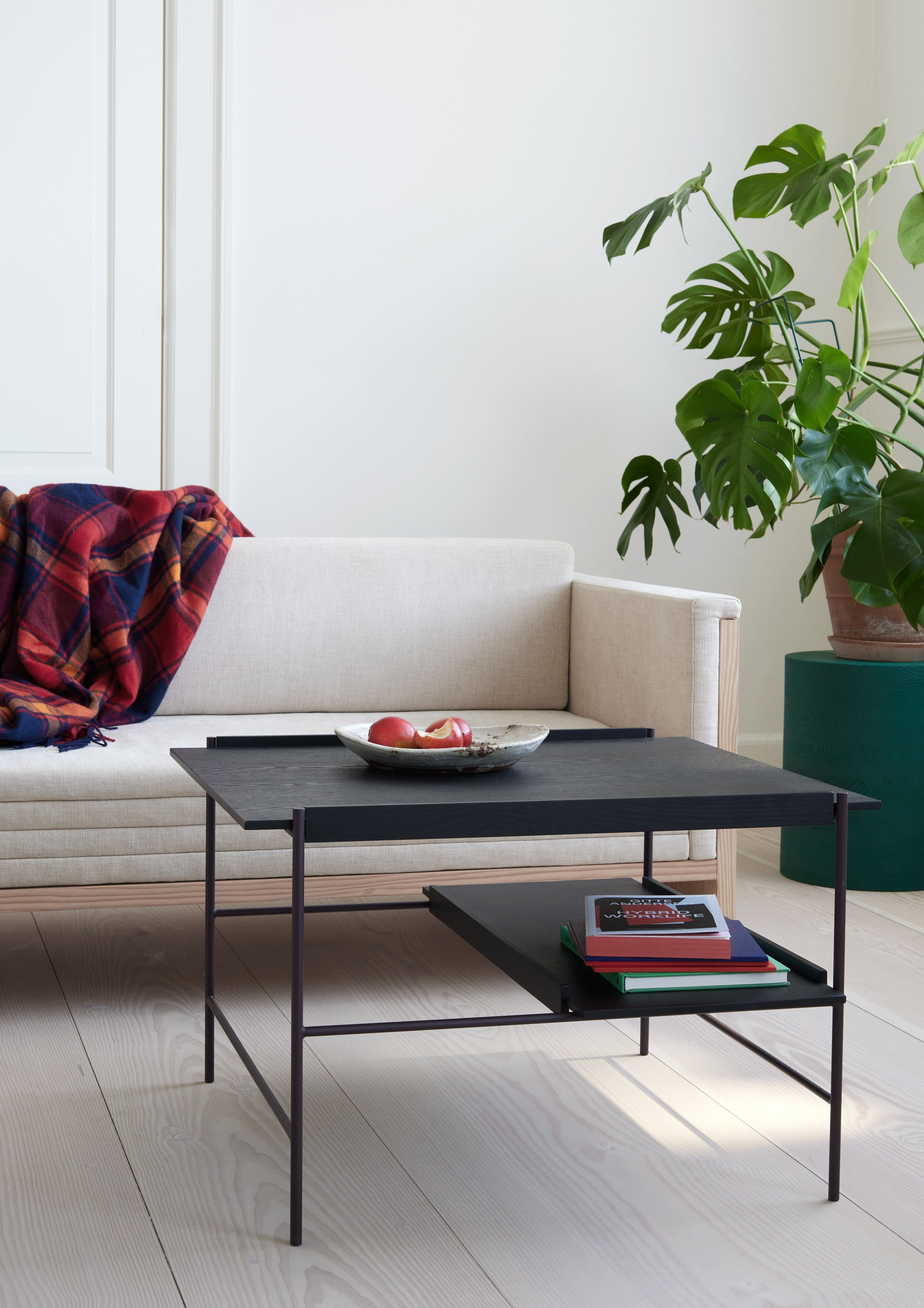 Kávový stolík KANSO čierny s fialovým podstavcom