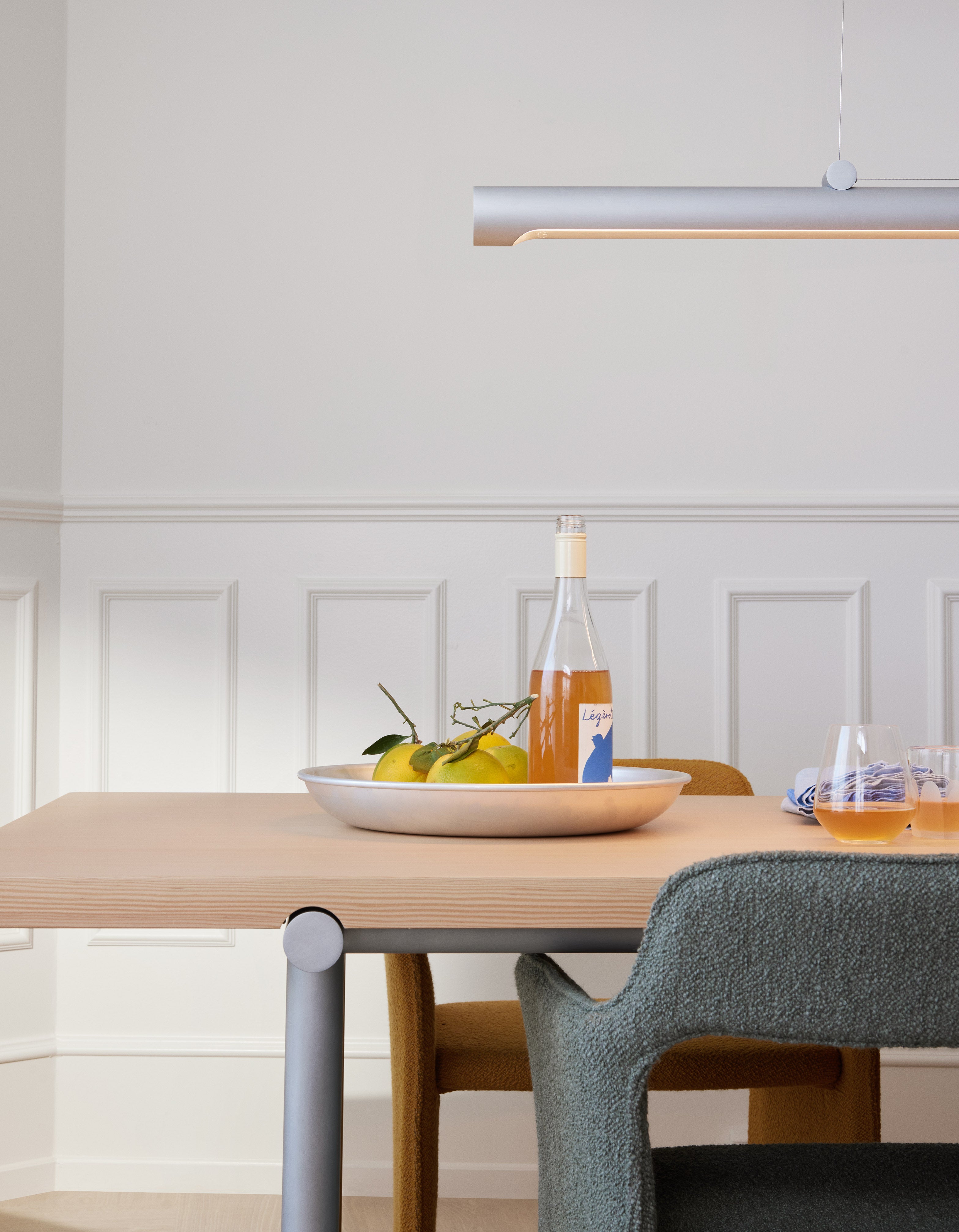 Stół TUBBY TUBE brązowy z aluminiową podstawą