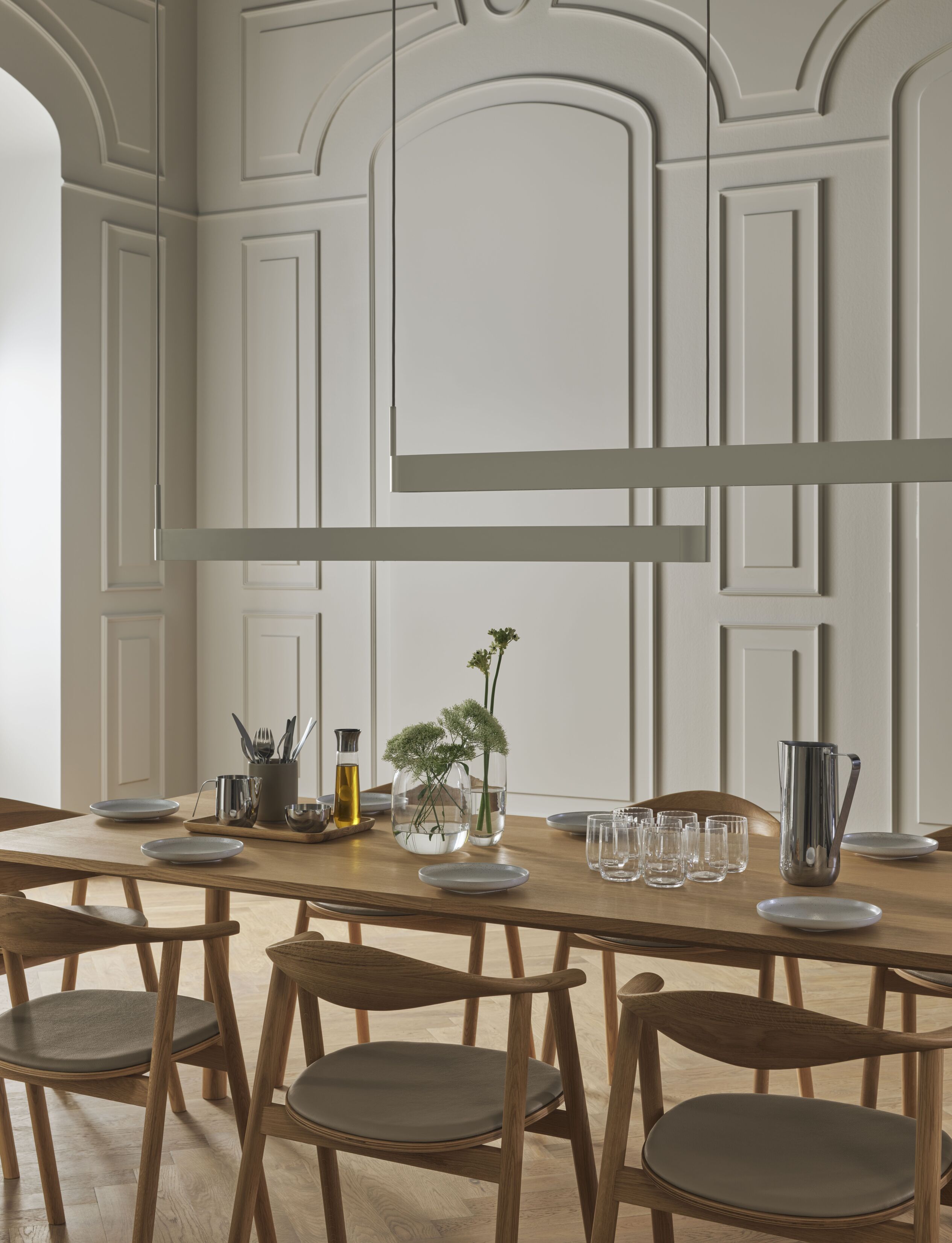 Stôl PANA s dubovou základňou