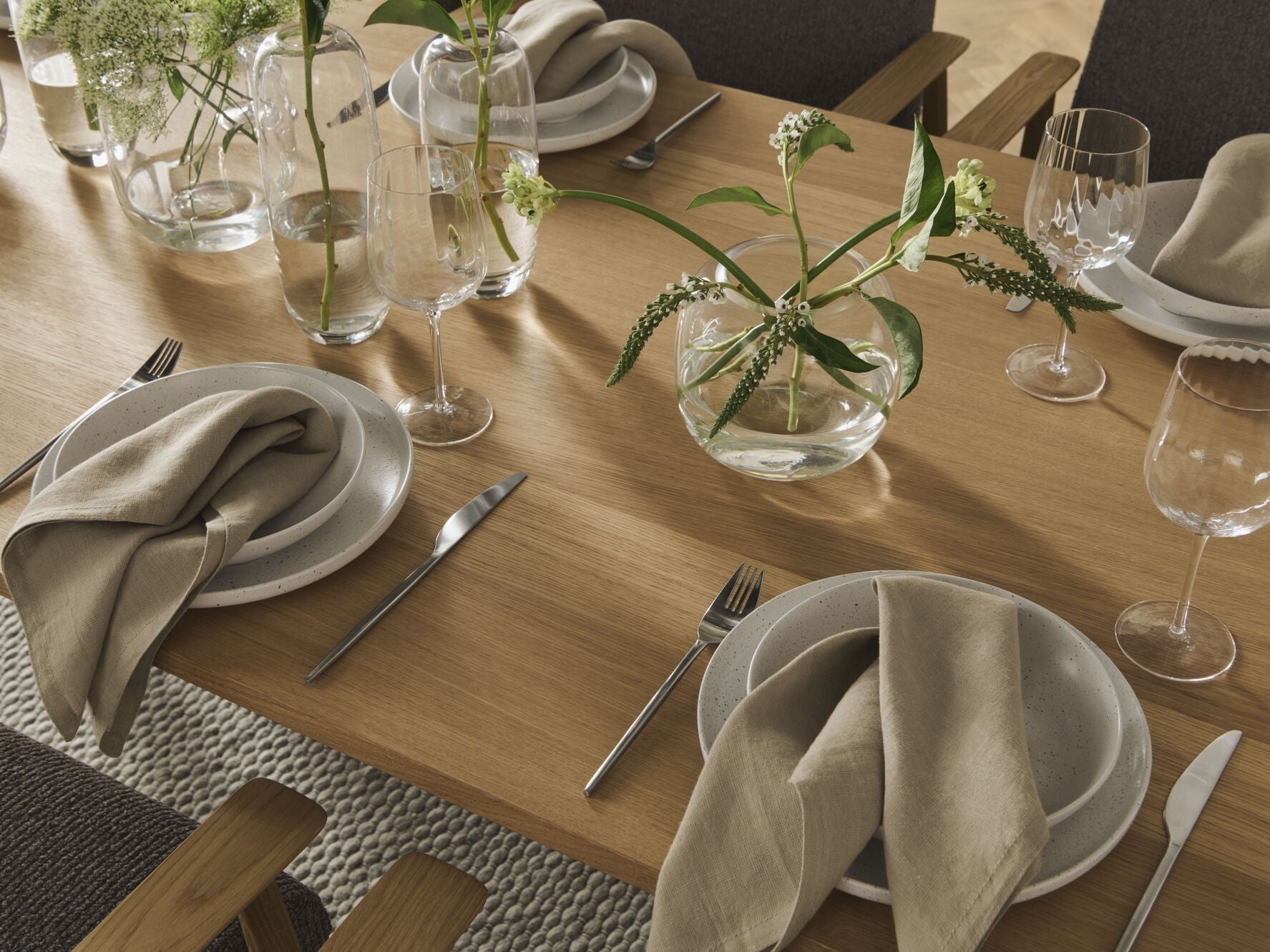 Rozkladací stôl PANA s podstavou z bieleného dubového dreva