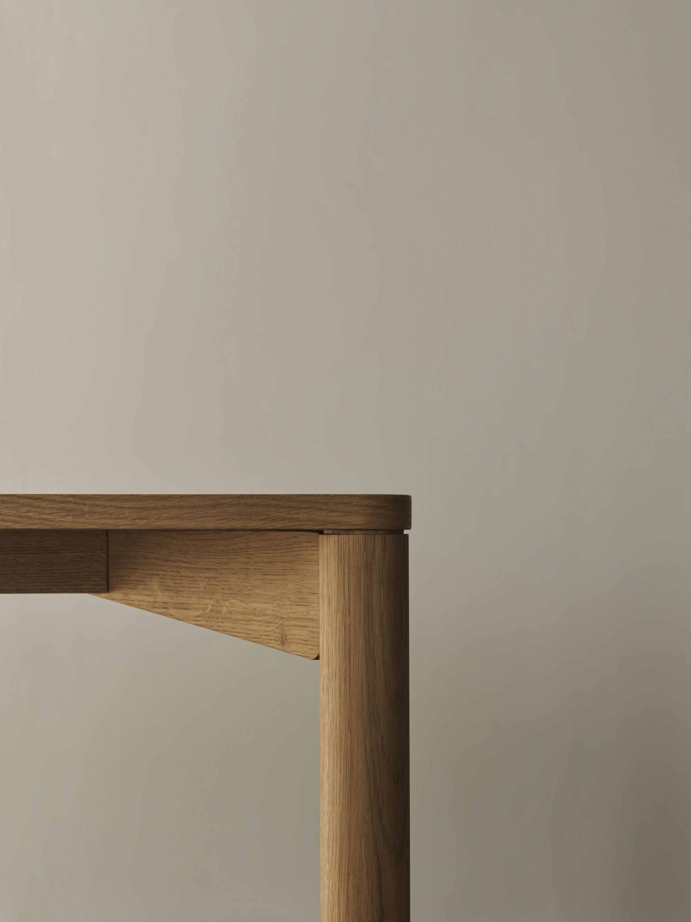 Stôl PANA s podstavcom z tmavého dubového dreva