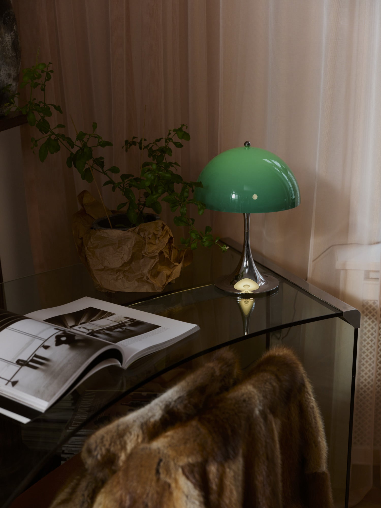 Prenosná lampa PANTHELLA 250 zelená s chrómovaným podstavcom