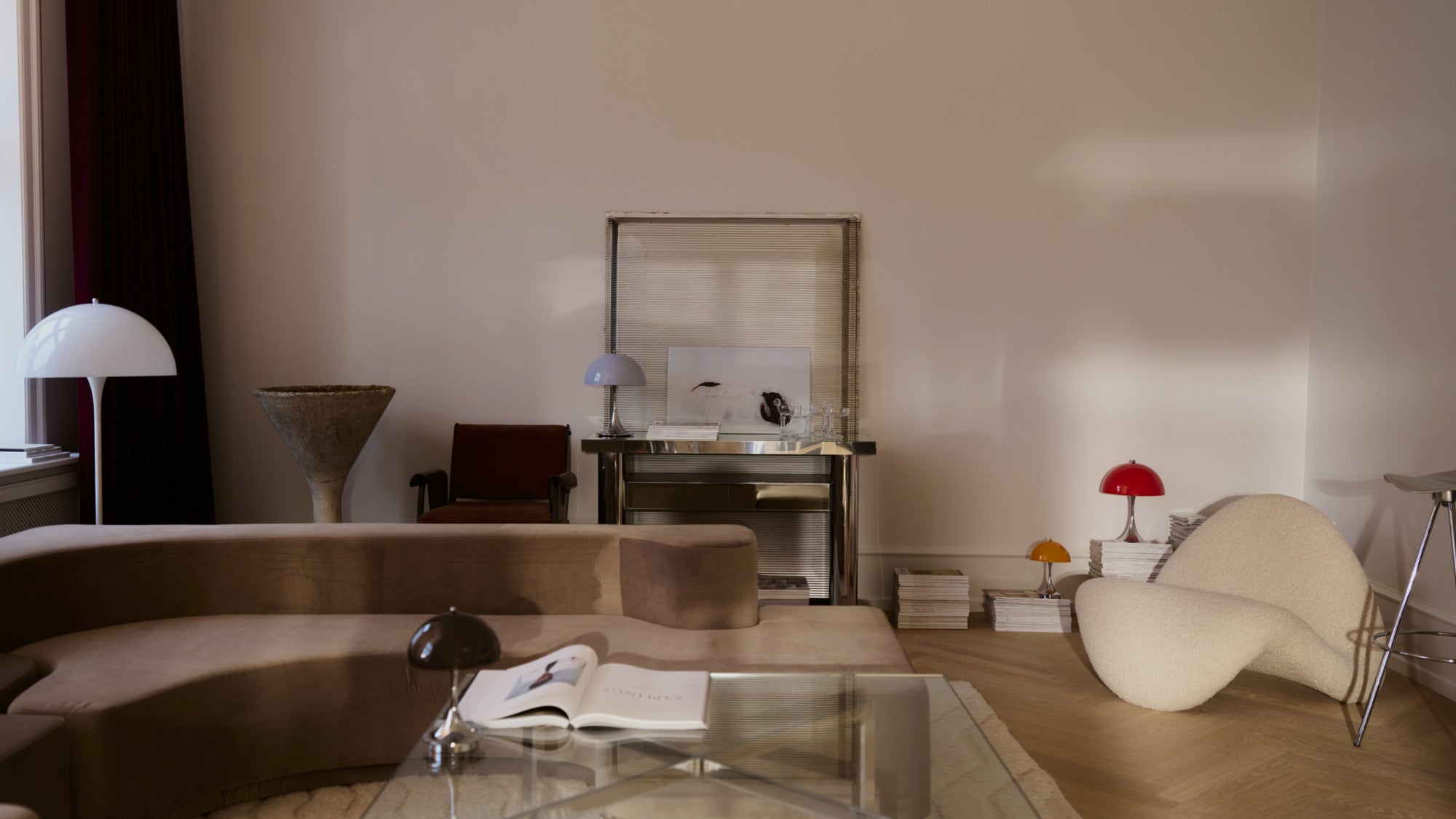 Prenosná lampa PANTHELLA 250 červená s chrómovaným podstavcom