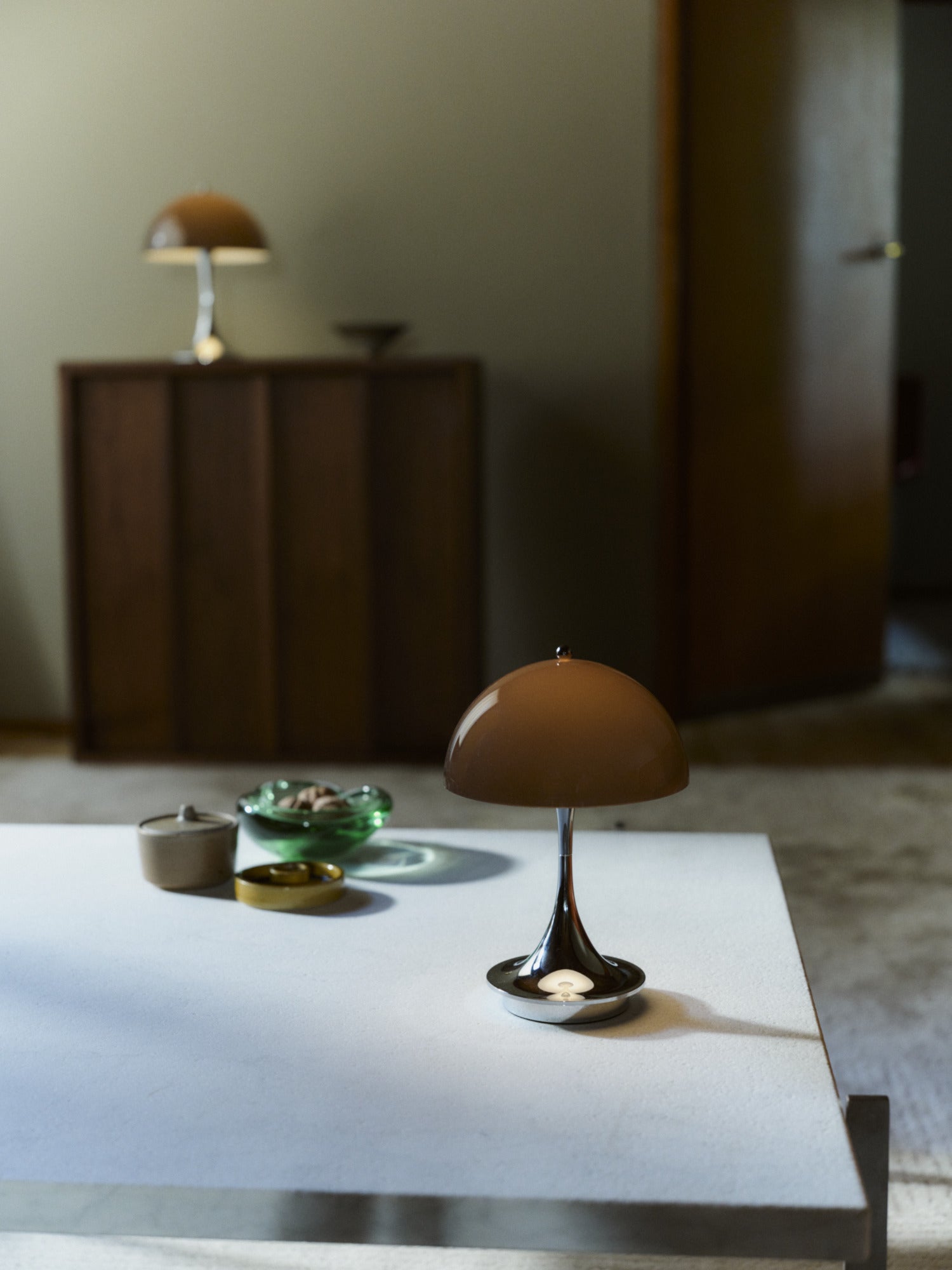 Prenosná lampa PANTHELLA 160 hnedá s chrómovaným podstavcom